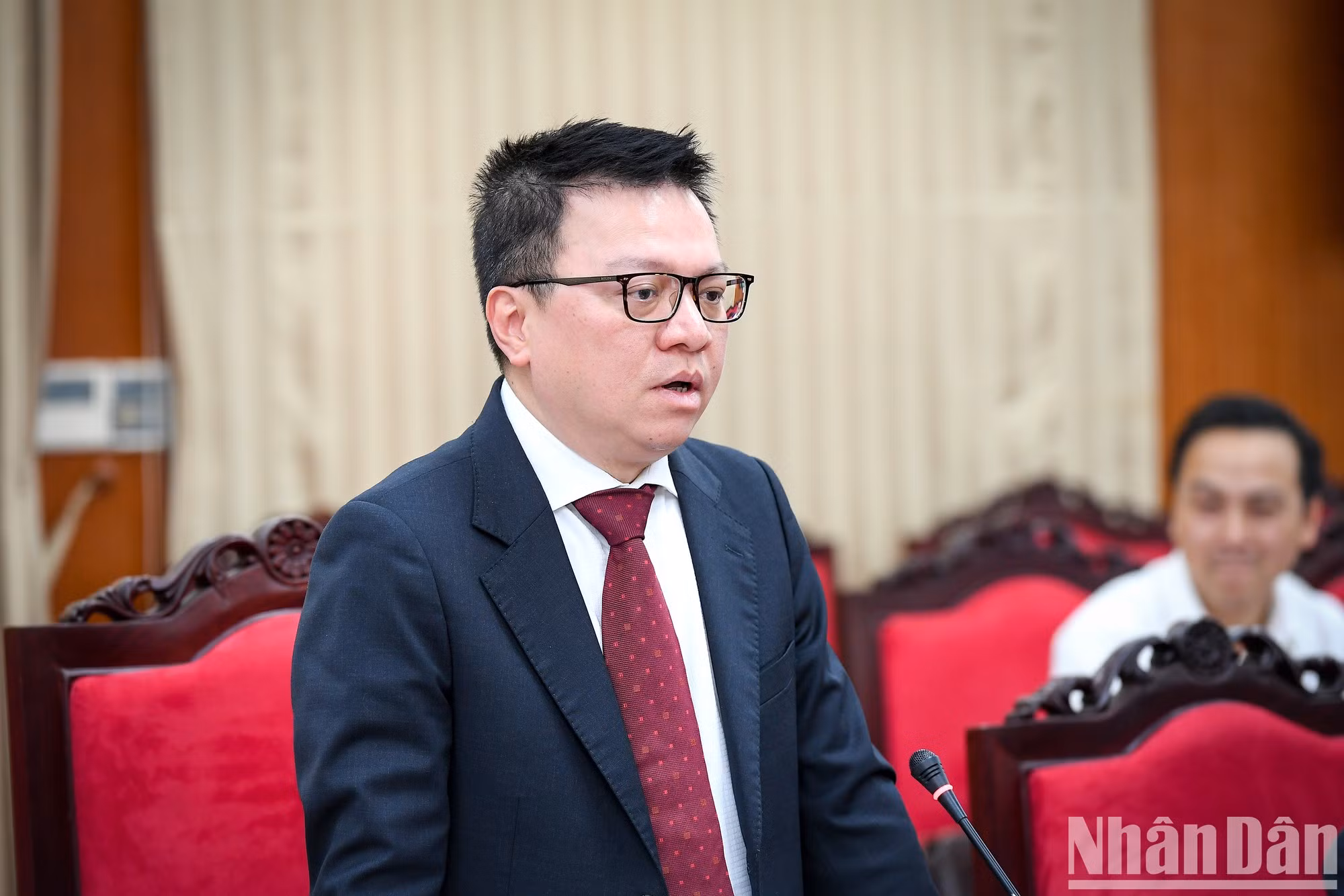 Quoc Minh habla en la cita.