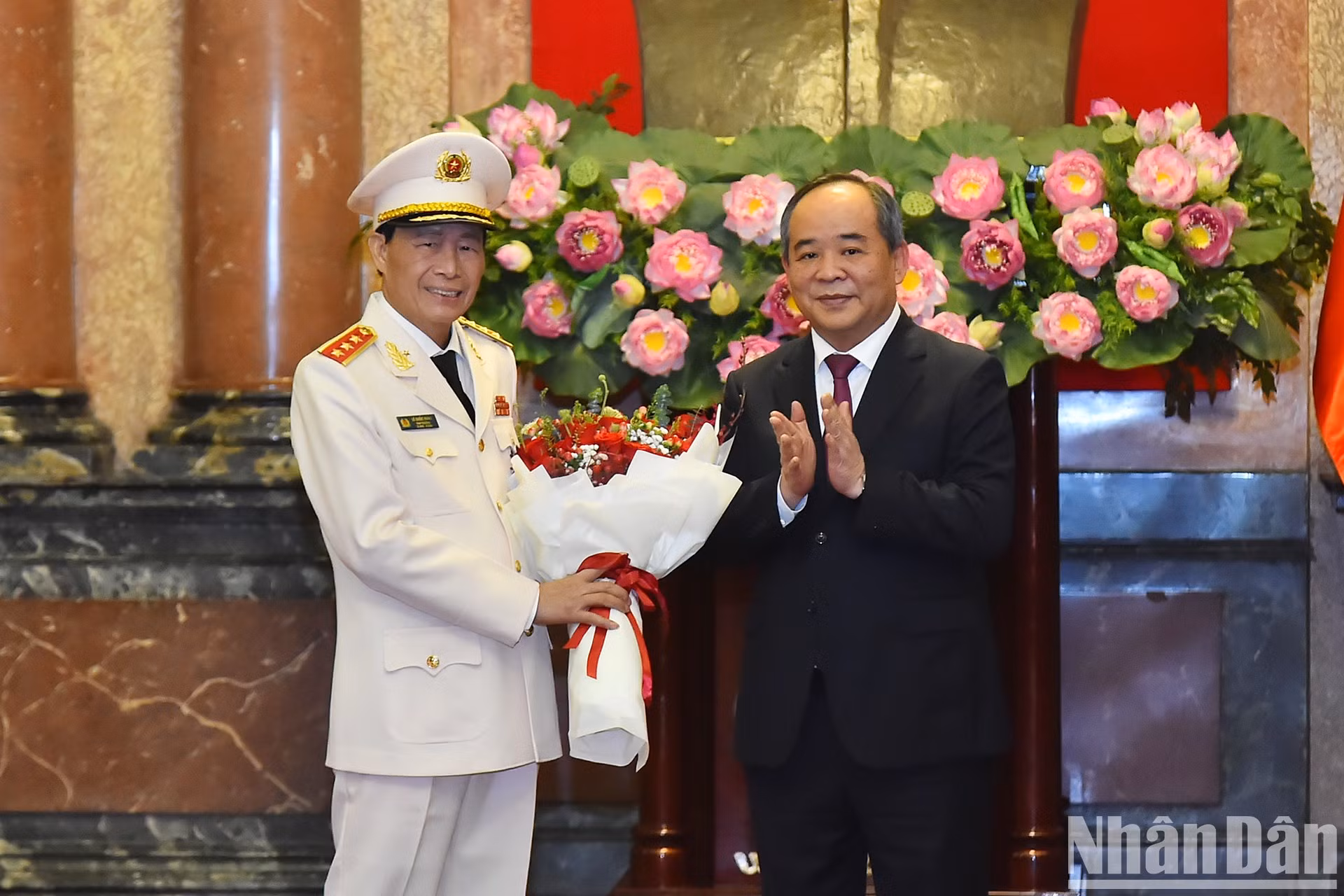 El jefe de la Oficina del presidente, Le Khanh Hai, entrega flores para felicitar al teniente general Le Quoc Hung. El jefe de la Oficina del presidente, Le Khanh Hai, entrega flores para felicitar al teniente general Le Quoc Hung.