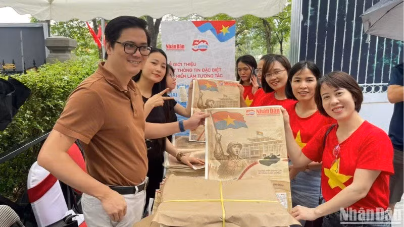 [Foto] Ciudadanos visitan exposición del periódico Nhan Dan pese a la lluvia