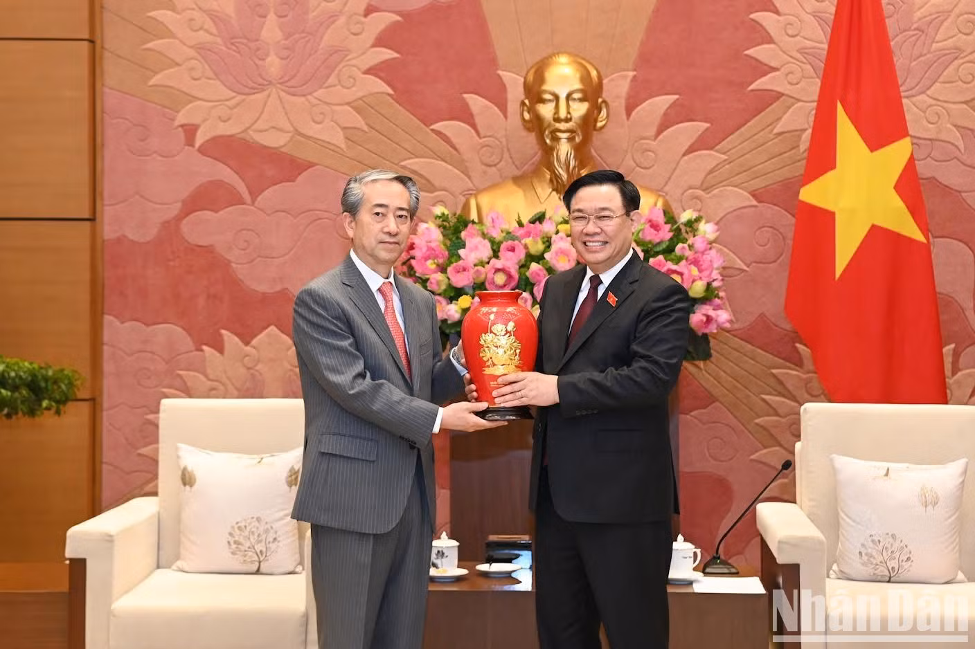 Dinh Hue entrega un recuerdo al embajador Xiong Bo.