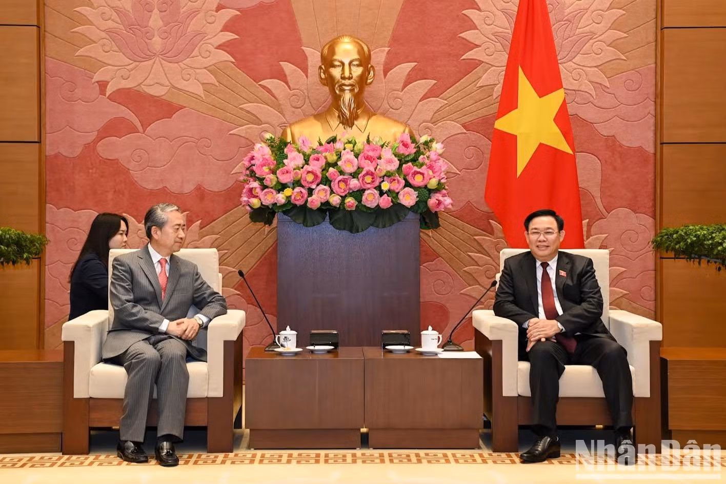 El líder parlamentario vietnamita y el embajador Xiong Bo en el encuentro.
