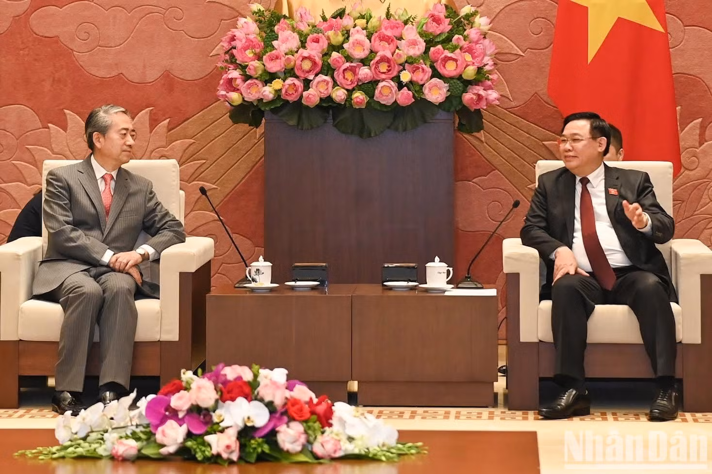 Dinh Hue habla en la reunión.