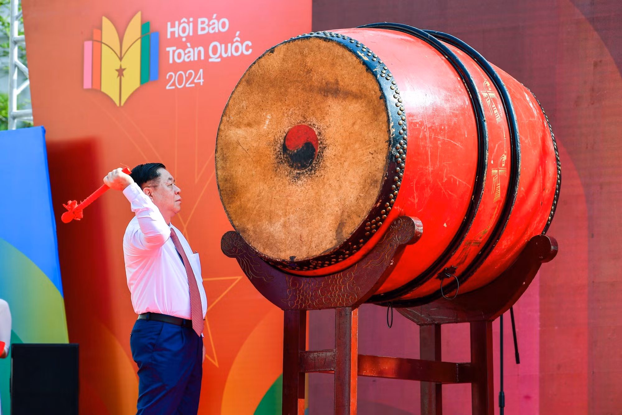 El jefe de la Comisión de Comunicación y Educación del PCV, Nguyen Trong Nghia, toca el tambor para iniciar el festival. El jefe de la Comisión de Comunicación y Educación del PCV, Nguyen Trong Nghia, toca el tambor para iniciar el festival.
