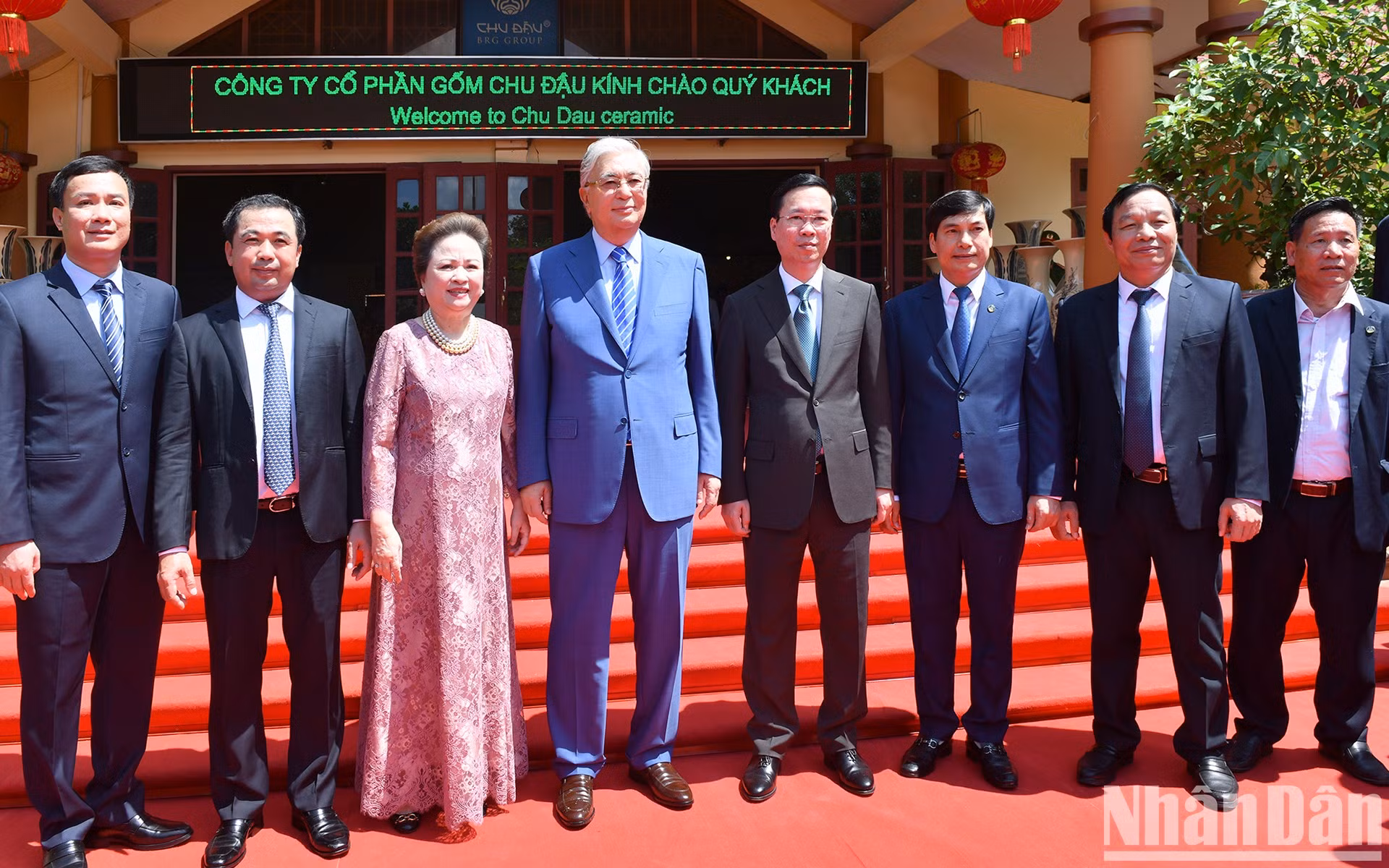 El presidente Vo Van Thuong y su par kazajo, Kassym-Jomart Tokayev, visitan la sociedad anónima de cerámica de Chu Dau