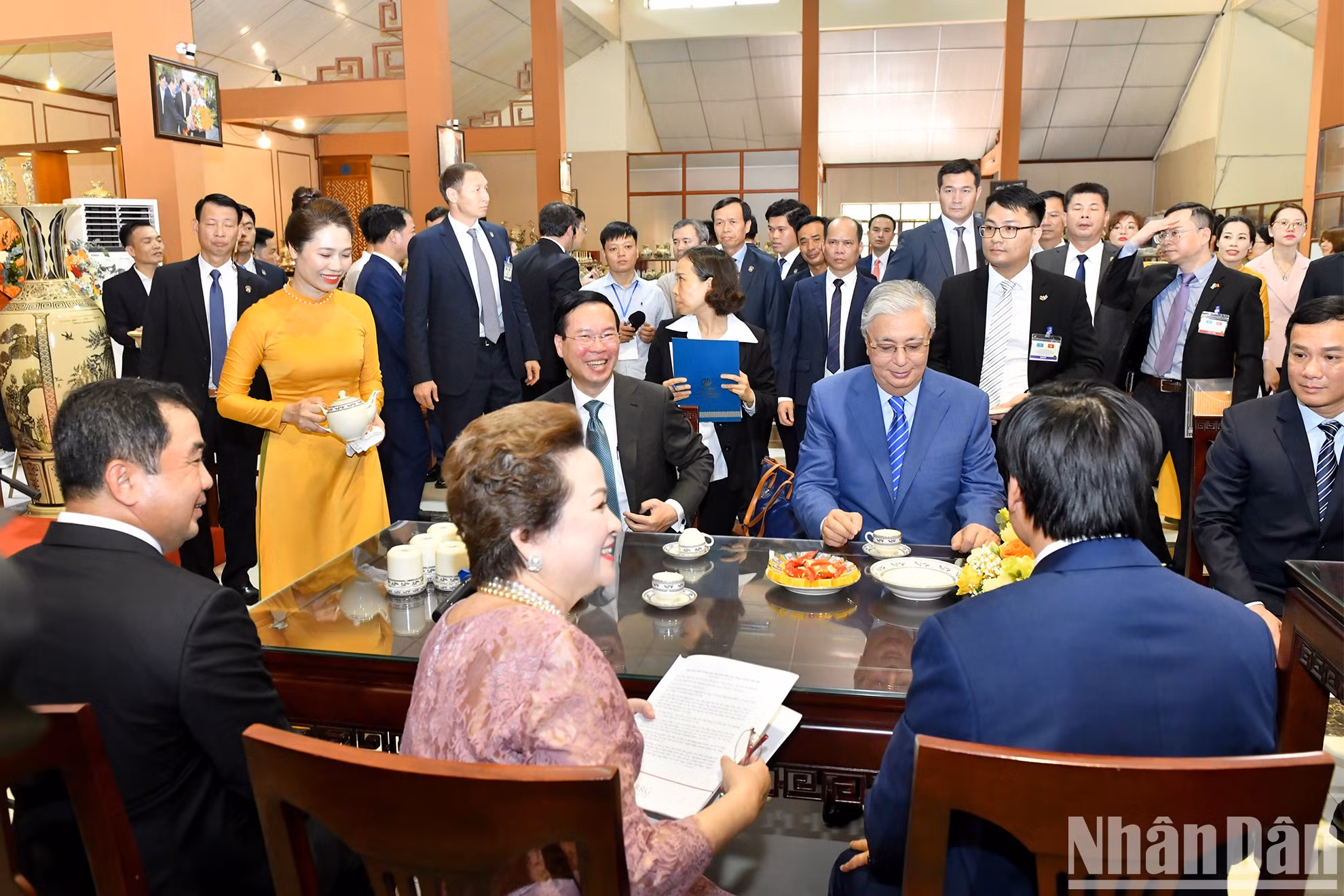 El presidente vietnamita, Vo Van Thuong, y su homólogo kazajo, Kassym-Jomart Tokayev, escuchan una presentación sobre el proceso de desarrollo de la marca de cerámica de Chu Dau.