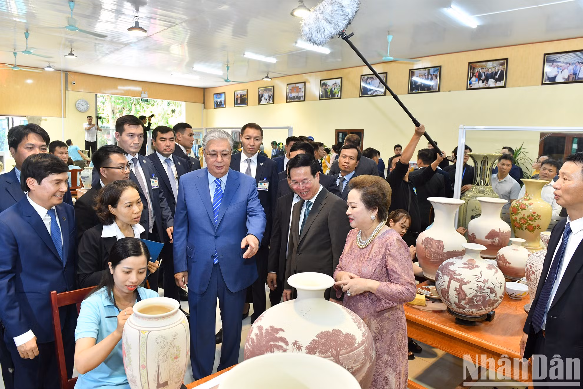 El presidente Vo Van Thuong y su homólogo kazajo, Kassym-Jomart Tokayev, visitan la fábrica de cerámica de Chu Dau en la comuna de Thai Tan, distrito de Nam Sach, provincia de Hai Duong.