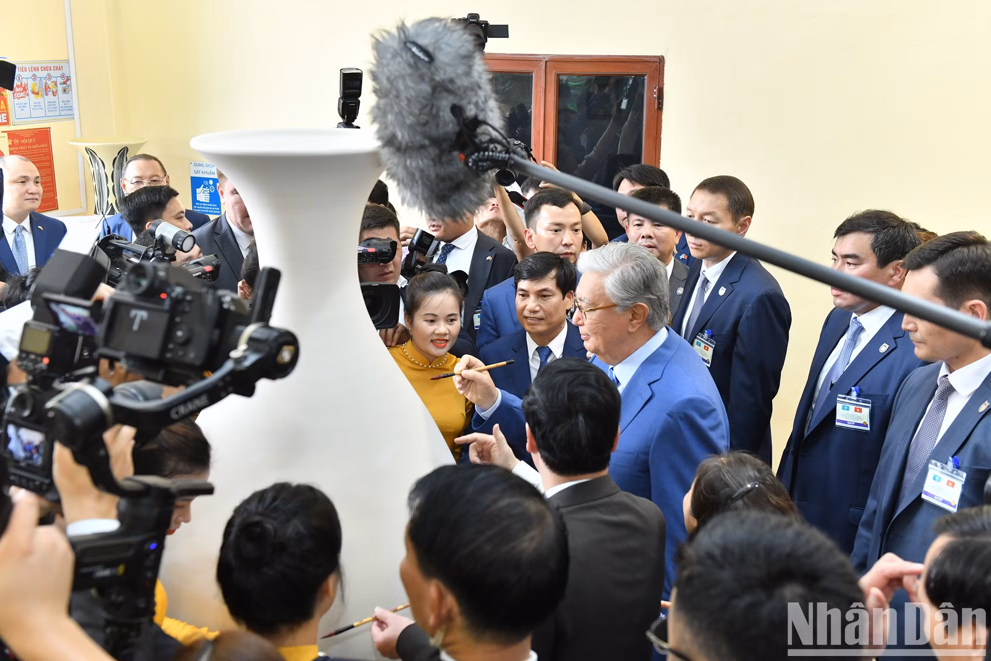 El presidente Kassym-Jomart Tokayev firma en un jarrón de cerámica de Chu Dau.