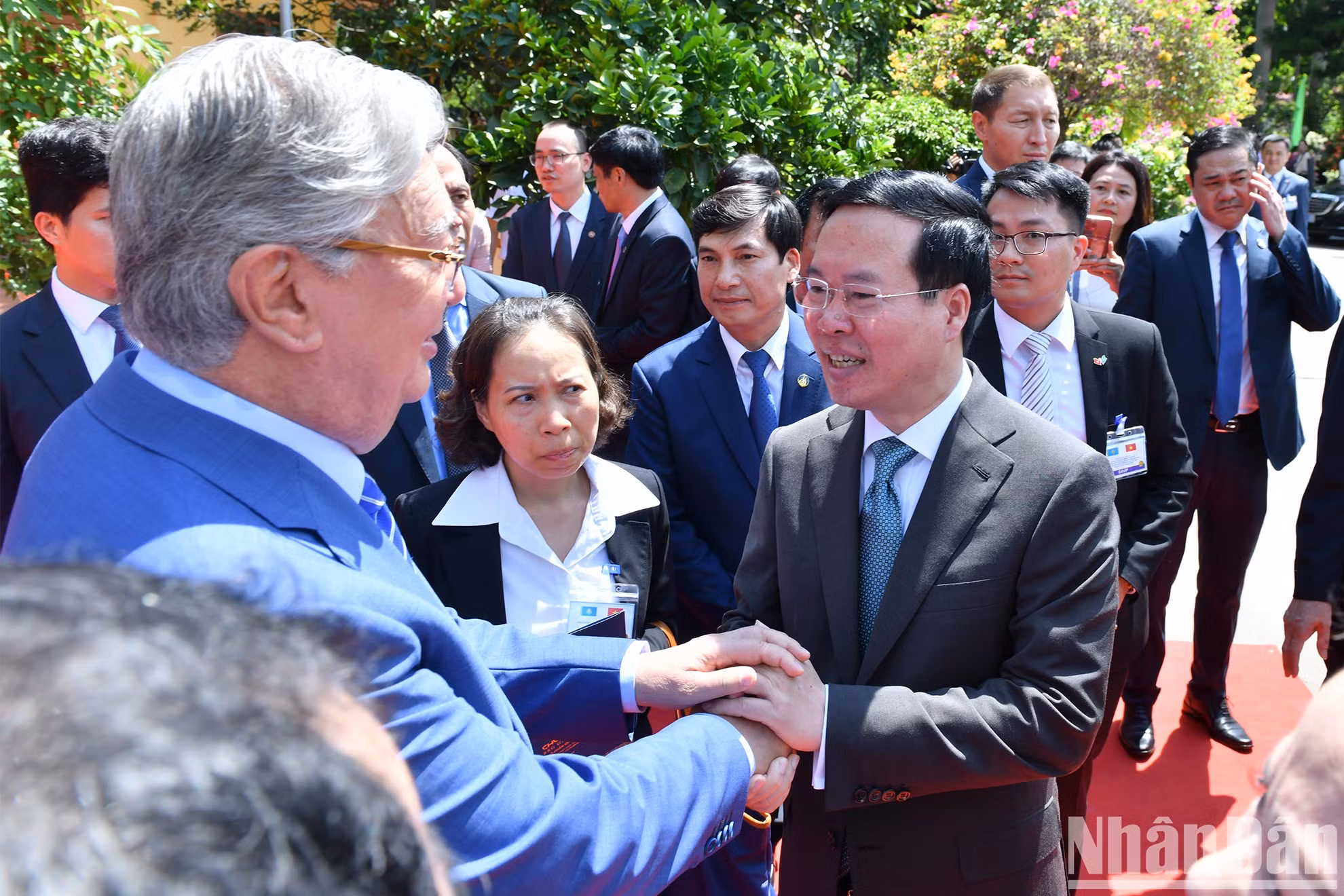 El presidente vietnamita Vo Van Thuong recibe a su homólogo kazajo, Kassym-Jomart Tokayev.