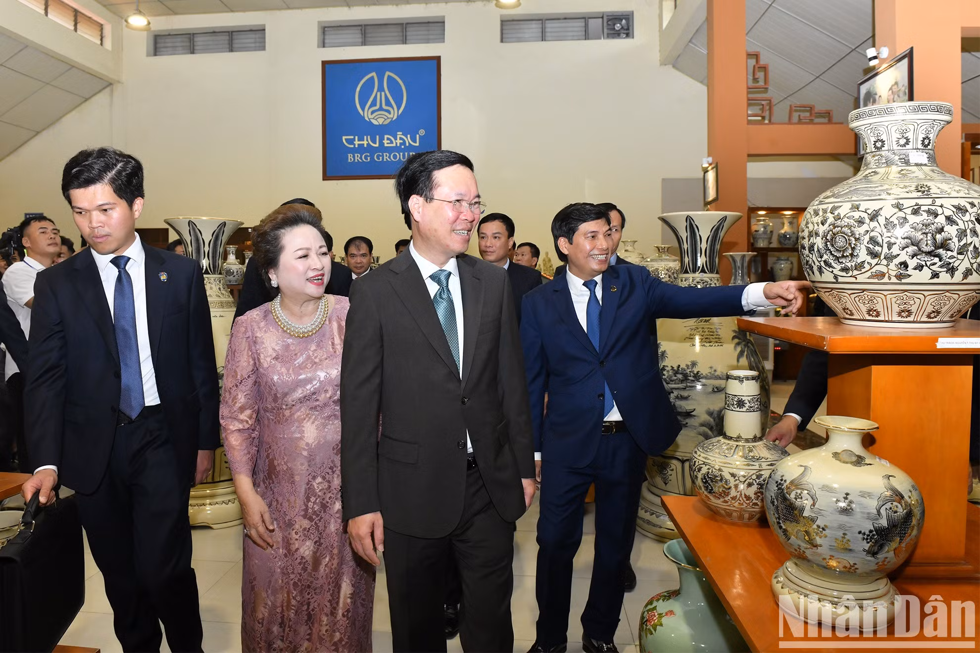 El presidente Vo Van Thuong, visita un stand que exhibe productos cerámicos de Chu Dau.