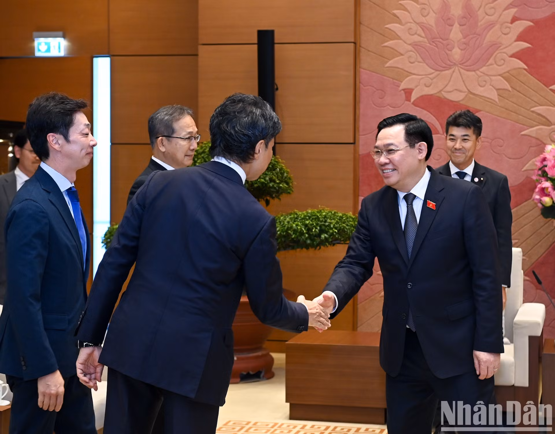 El líder parlamentario vietnamita y la delegación que lo acompaña del presidente del Partido Democrático Constitucional de Japón. El líder parlamentario vietnamita y la delegación que lo acompaña del presidente del Partido Democrático Constitucional de Japón.