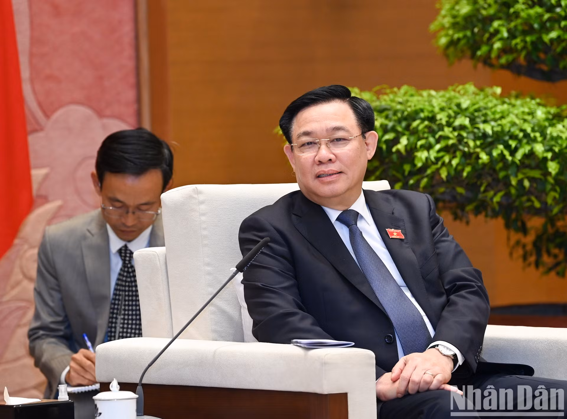 El presidente de la ANV, Vuong Dinh Hue, habla en el encuentro.
