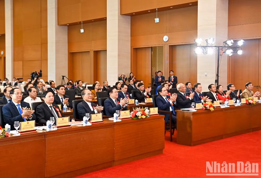 El presidente de la AN, Vuong Dinh Hue y el ex titular del órgano legislativo, Nguyen Sinh Hung, junto con los delegados en la ceremonia.