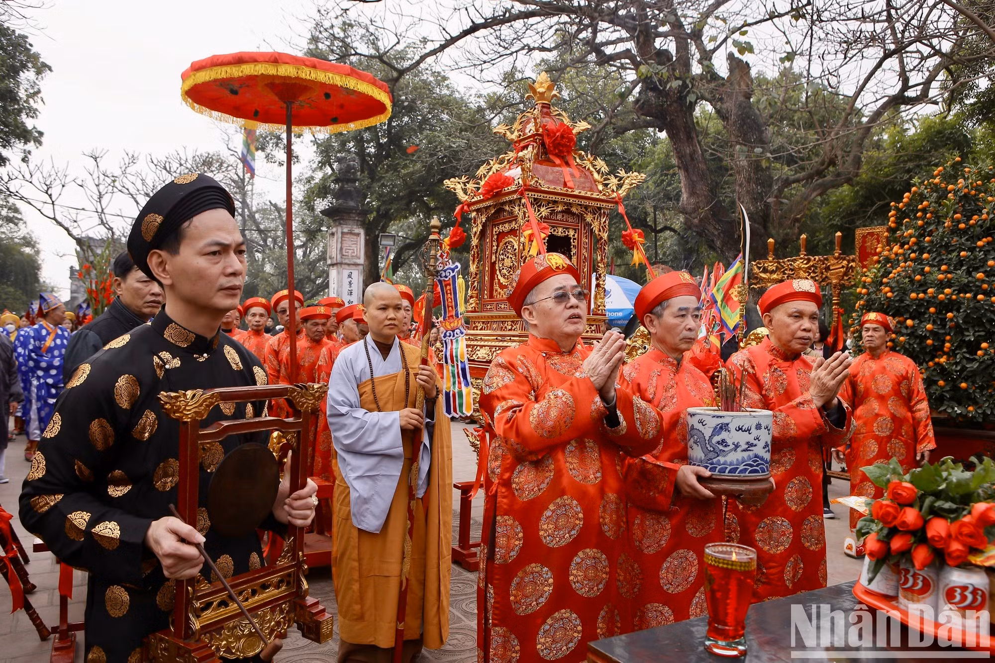 Las personas mayores ofrecieron inciensos para rendir tributo a los emperadores de la Casa de los Tran en el templo Thien Truong.