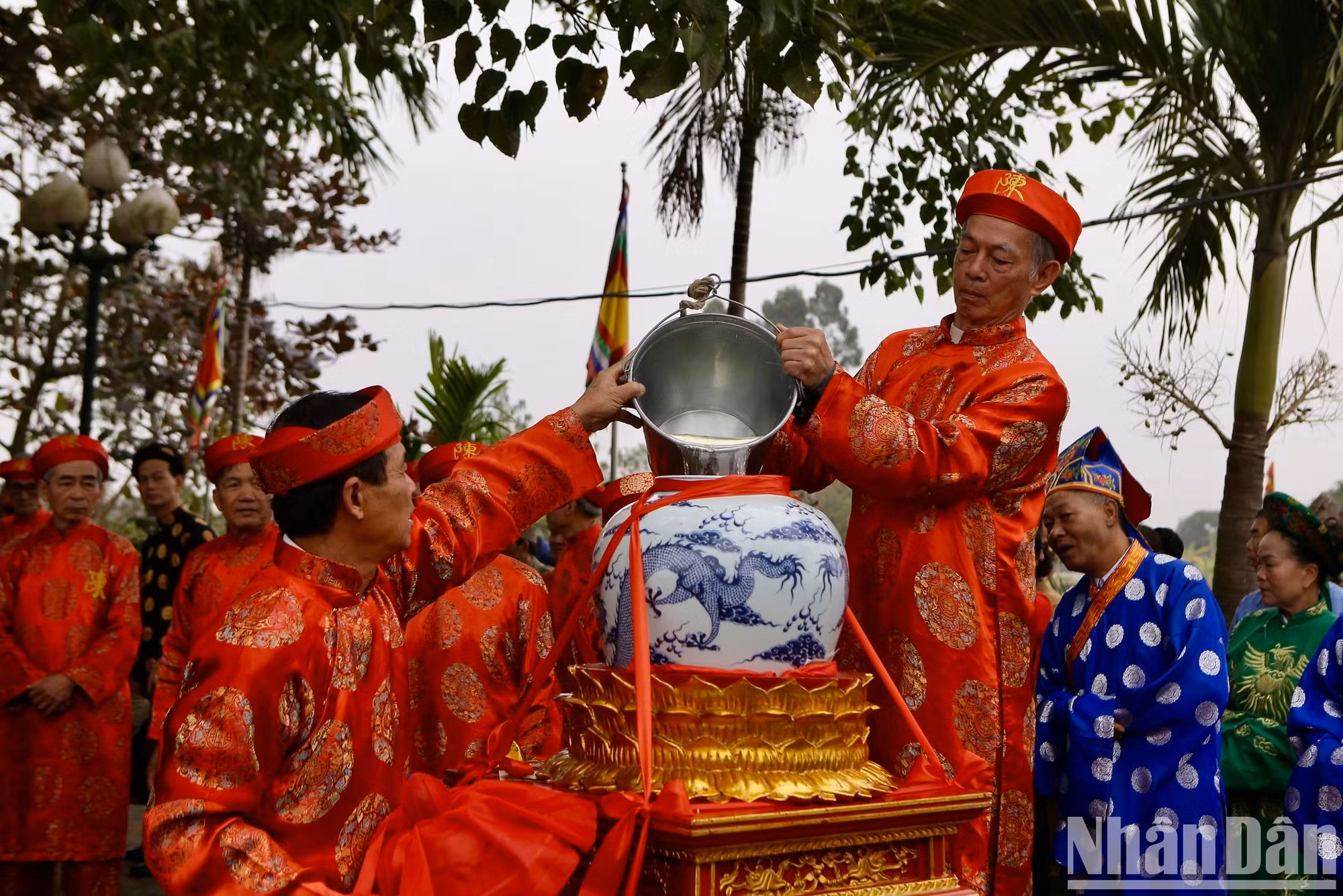 Procesión del agua extraída del pozo del Dragón.