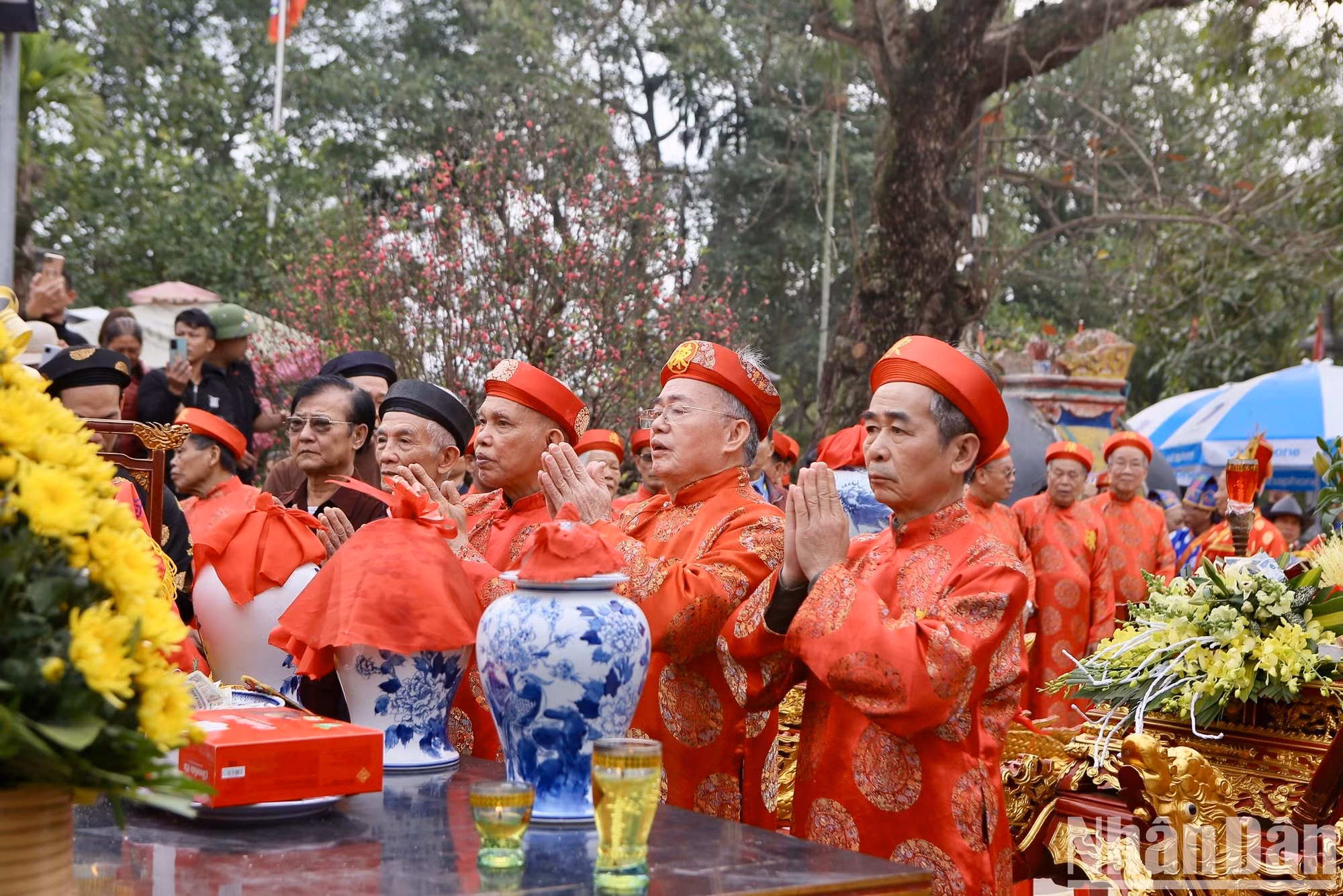 Adultos mayores realizaron rituales de ofrenda de agua y de peces.