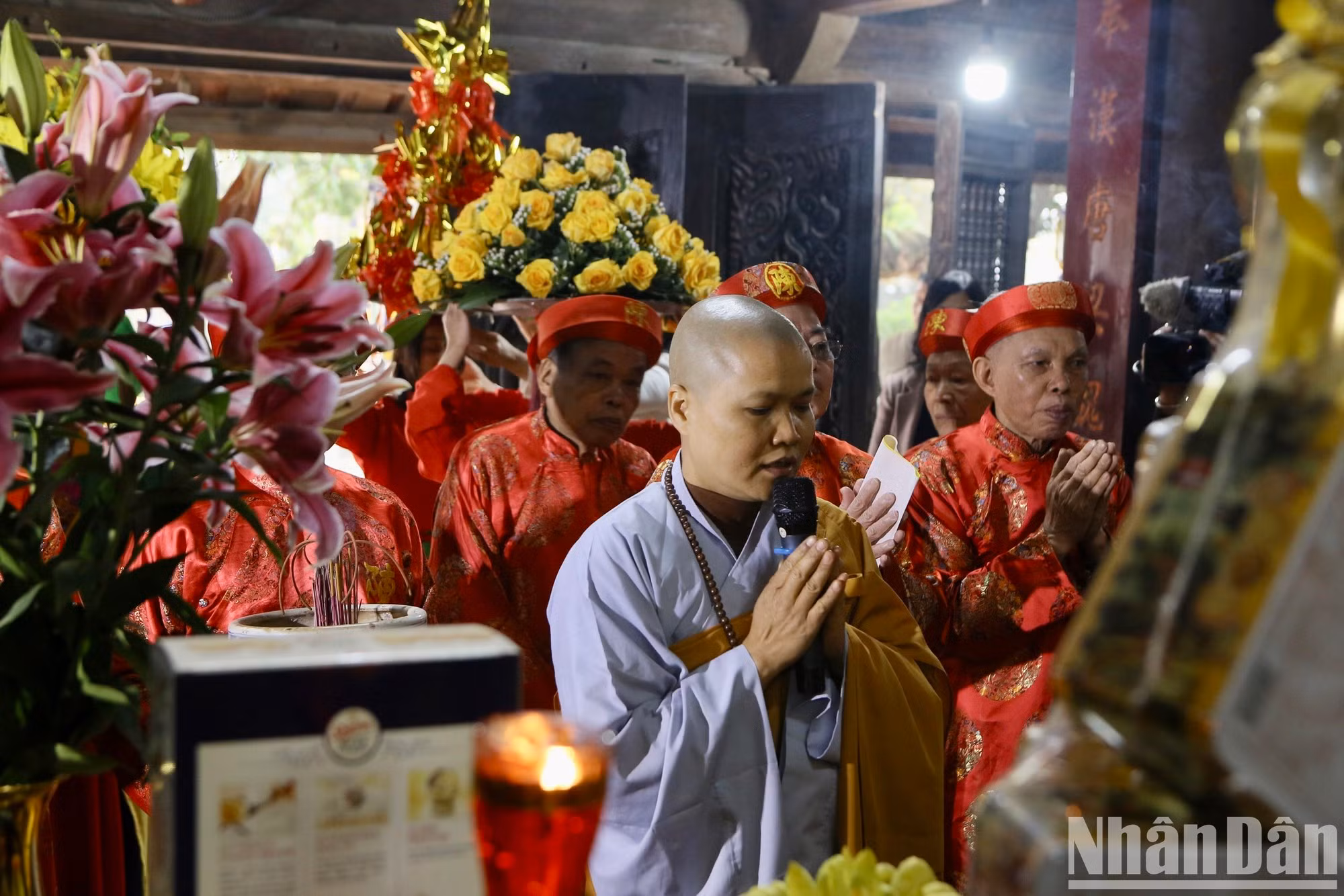 Procesión del cuenco de inciensos de veneración al Emperador Buda Tran Nhan Tong, el tercer monarca de la dinastía Tran y fundador de la secta budista contemplativa en la pagoda Pho Minh