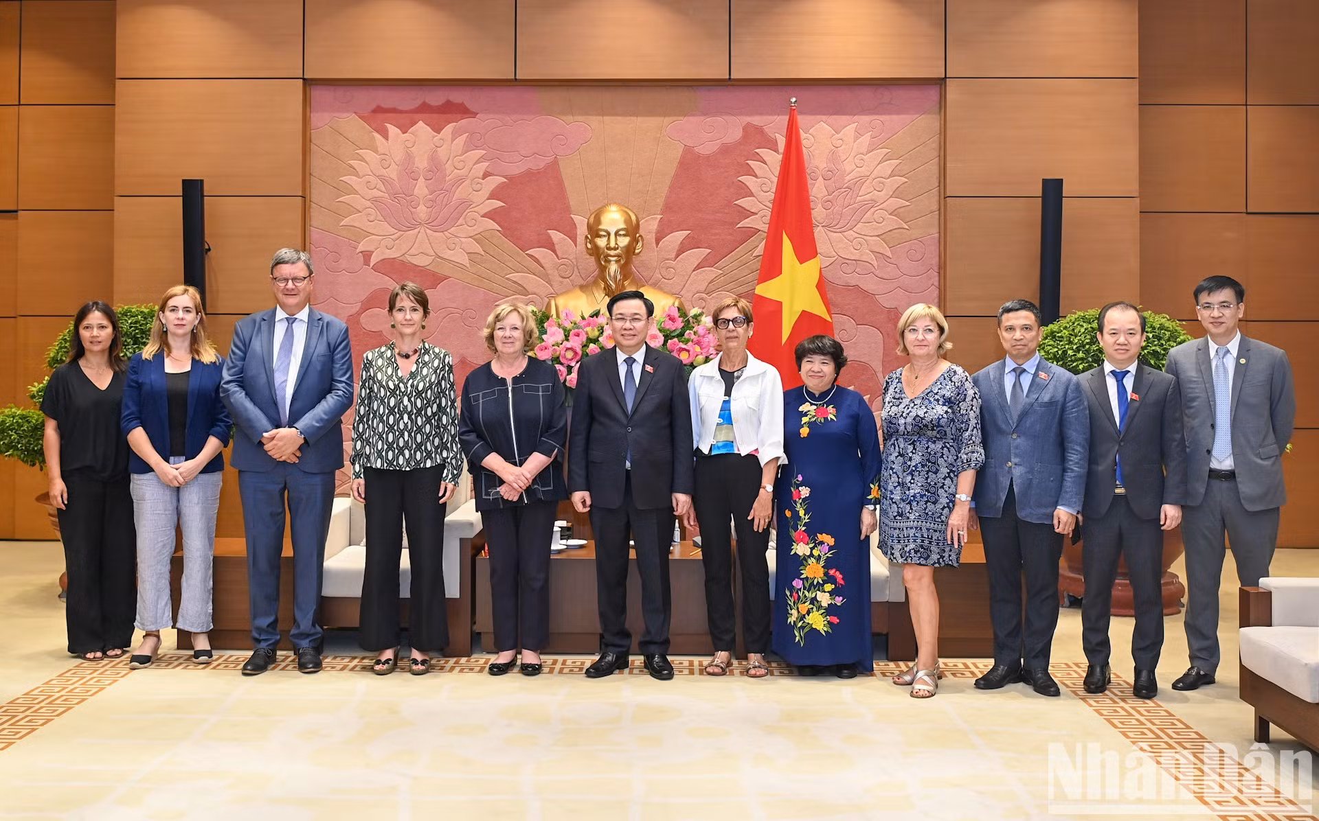 Dinh Hue y Catherine Deroche, junto con los delegados toman fotos de recuerdo.