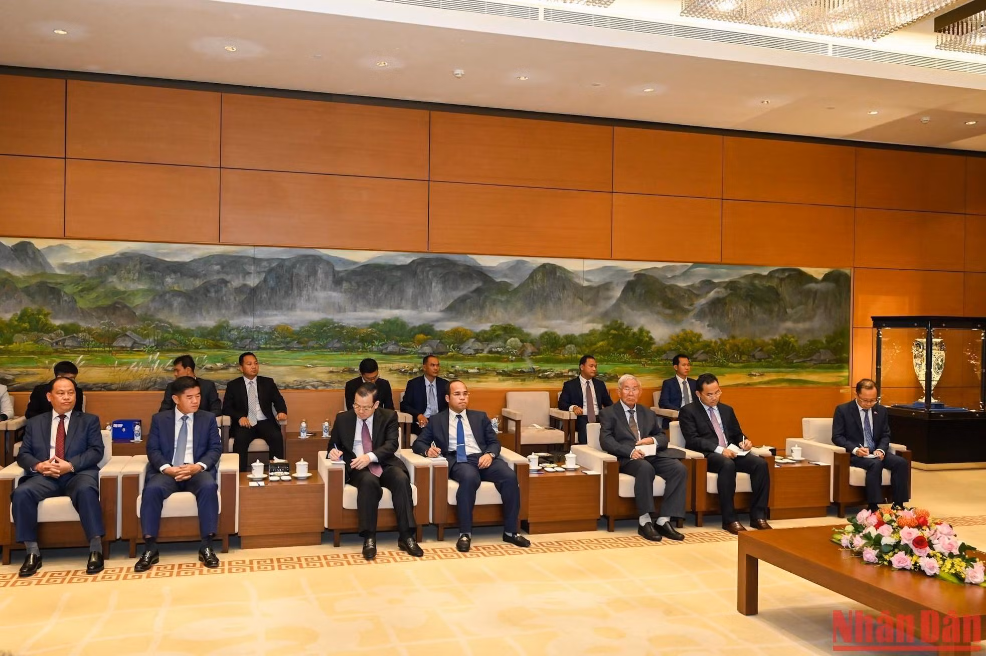 La delegación de alto rango de Phnom Penh en la reunión. La delegación de alto rango de Phnom Penh en la reunión.