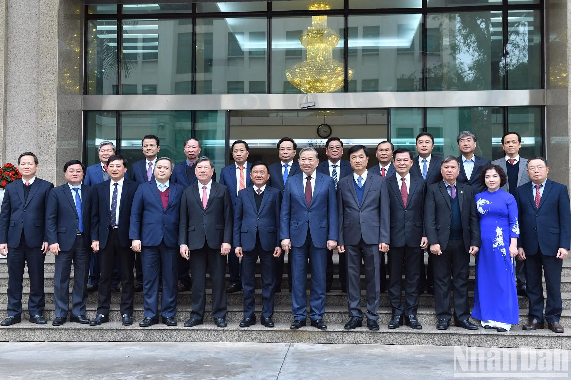 El líder partidista y los delegados.