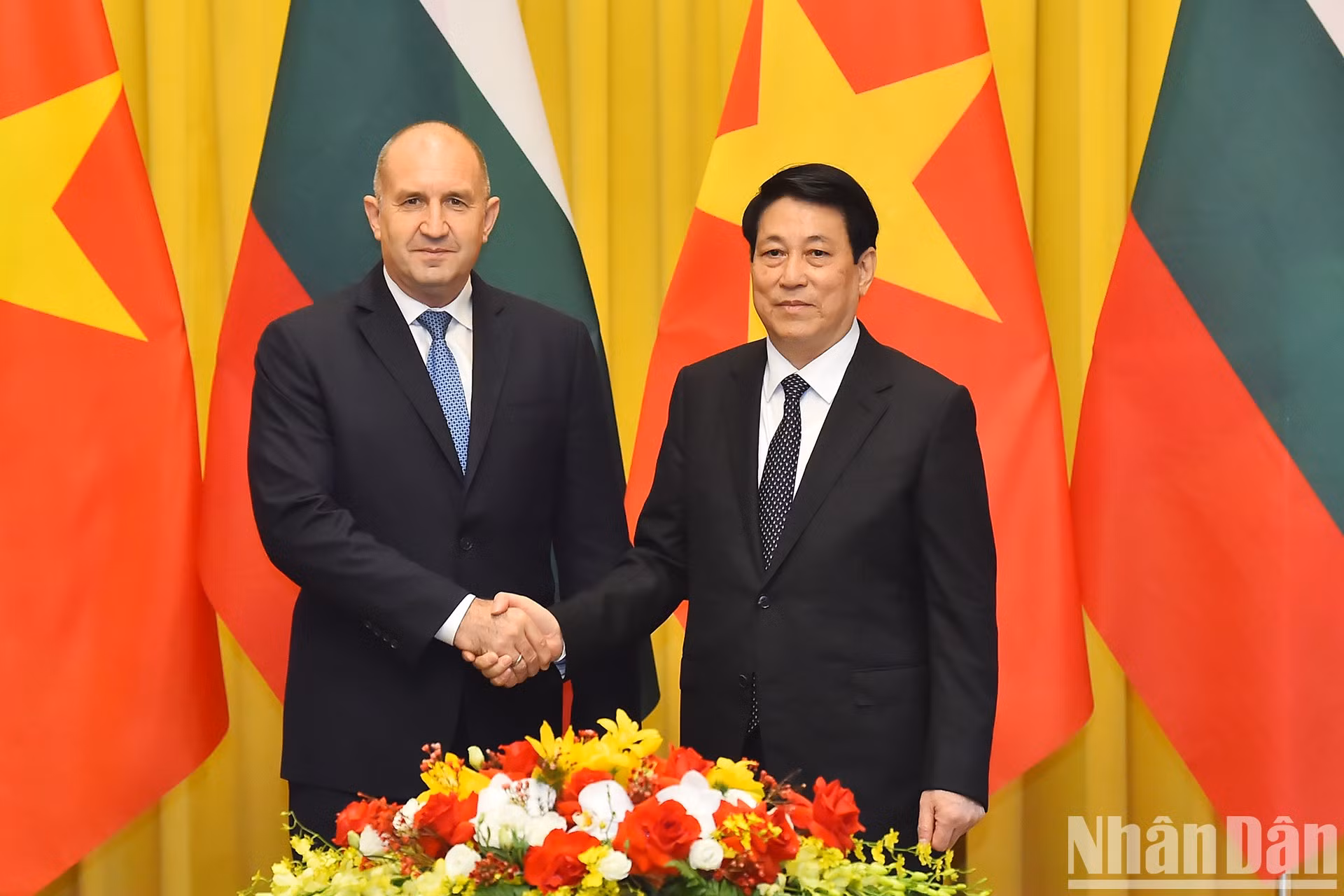 El presidente Luong Cuong y su par búlgaro Rumen Radev en las conversaciones. El presidente Luong Cuong y su par búlgaro Rumen Radev en las conversaciones.