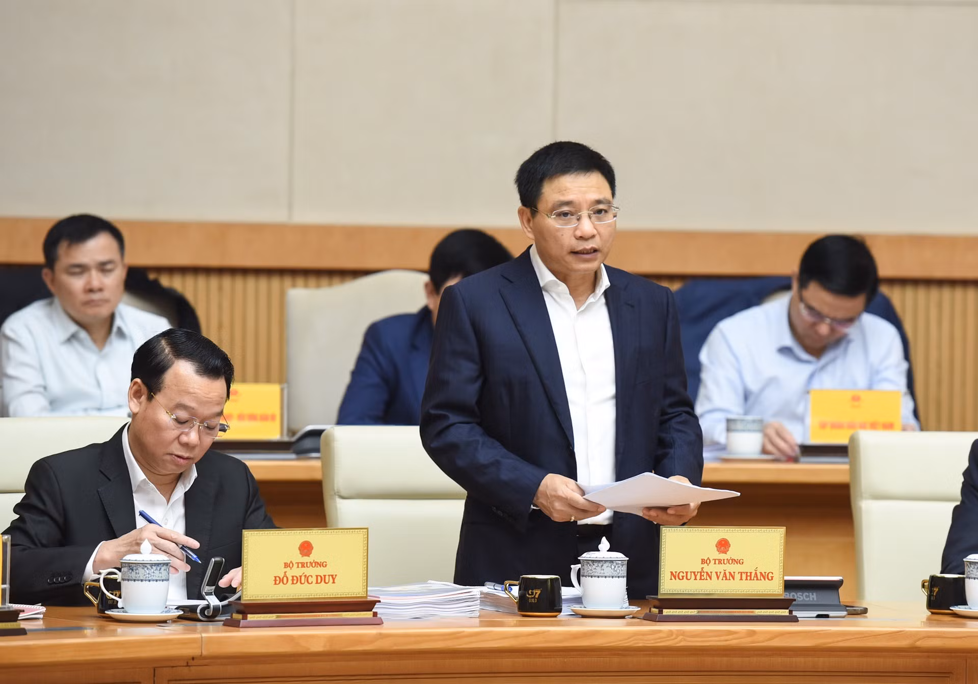 El ministro de Finanzas, Nguyen Van Thang, informa sobre el desarrollo socioeconómico en marzo y en el primer trimestre de 2025.