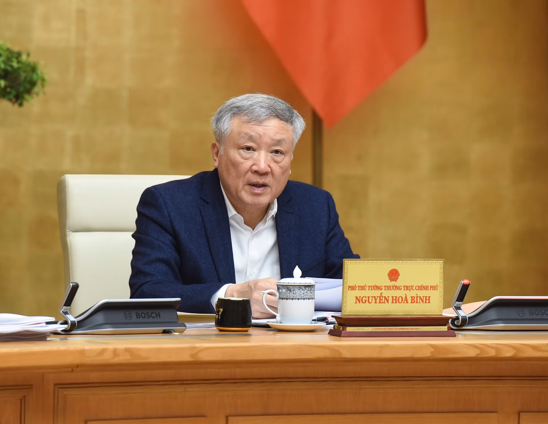 El viceprimer ministro permanente Nguyen Hoa Binh habla en la cita.