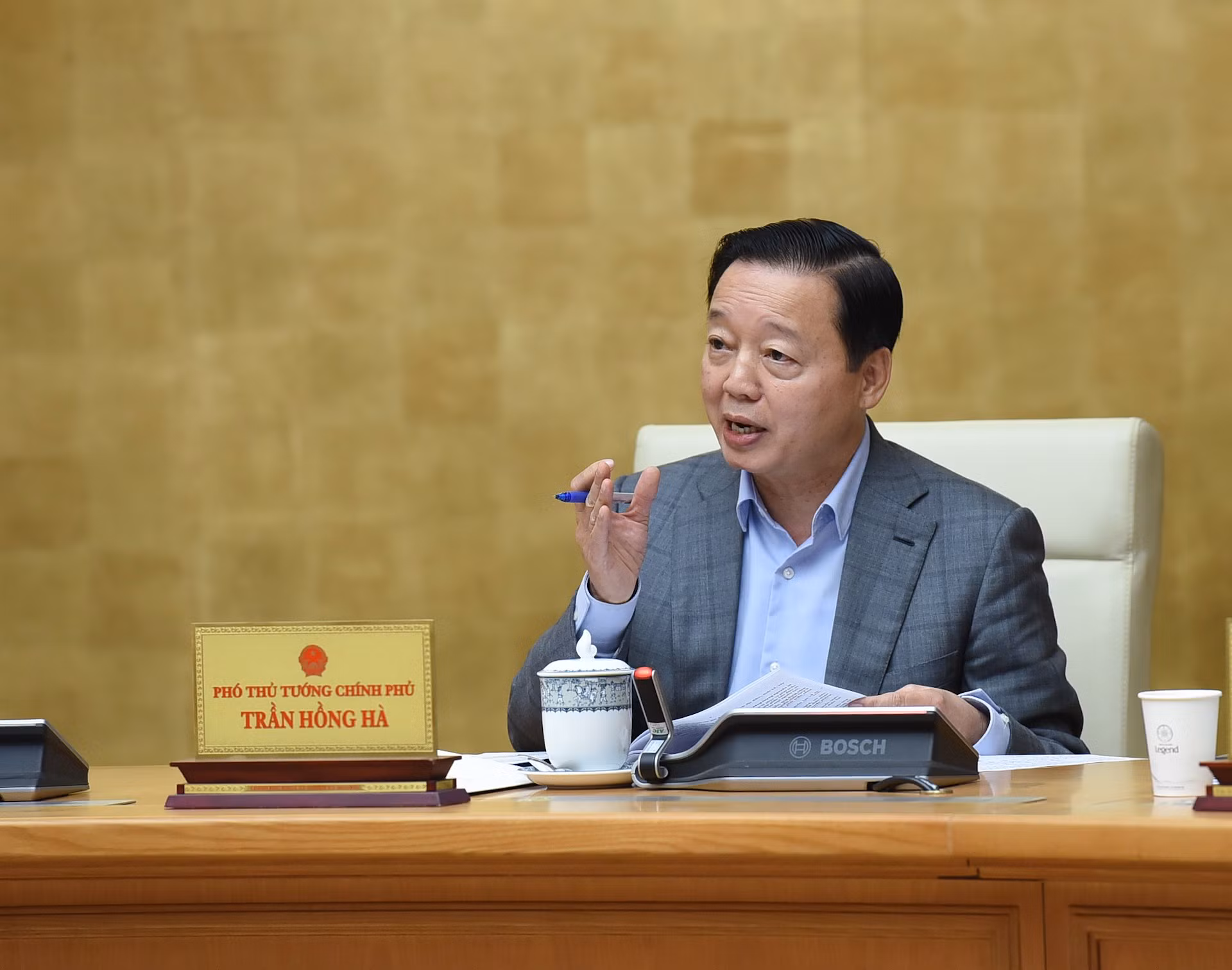 El vicepremier Tran Hong Ha hace uso de la palabra en la cita.