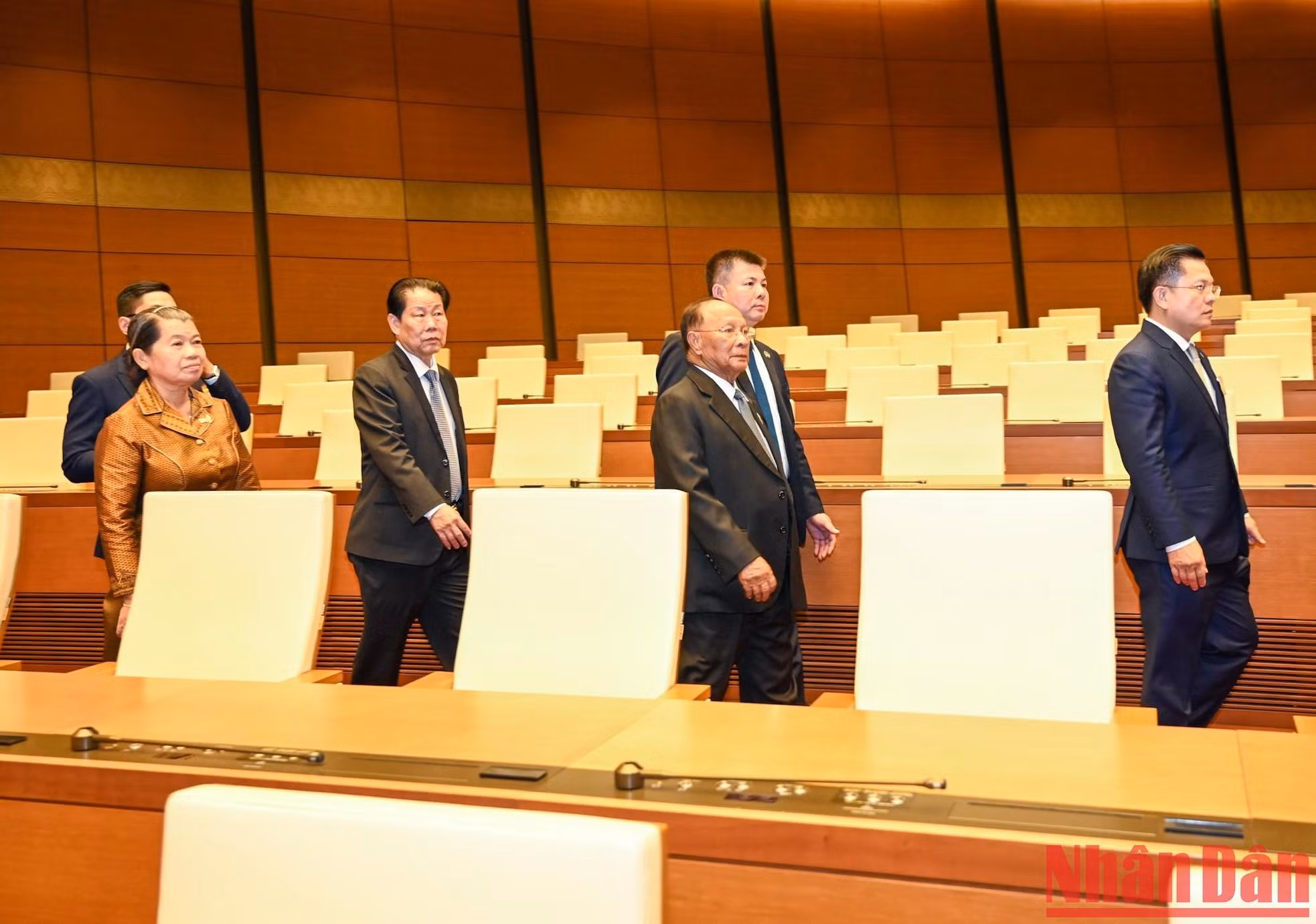 Samdech Heng Samri y la vice premier y titular de la cartera de Relaciones con la Asamblea Nacional, el Senado y la Inspección de Camboya, Men Sam An, junto con otros miembros de la delegación camboyana, en la sala de reuniones de Dien Hong. Samdech Heng Samri y la vice premier y titular de la cartera de Relaciones con la Asamblea Nacional, el Senado y la Inspección de Camboya, Men Sam An, junto con otros miembros de la delegación camboyana, en la sala de reuniones de Dien Hong.