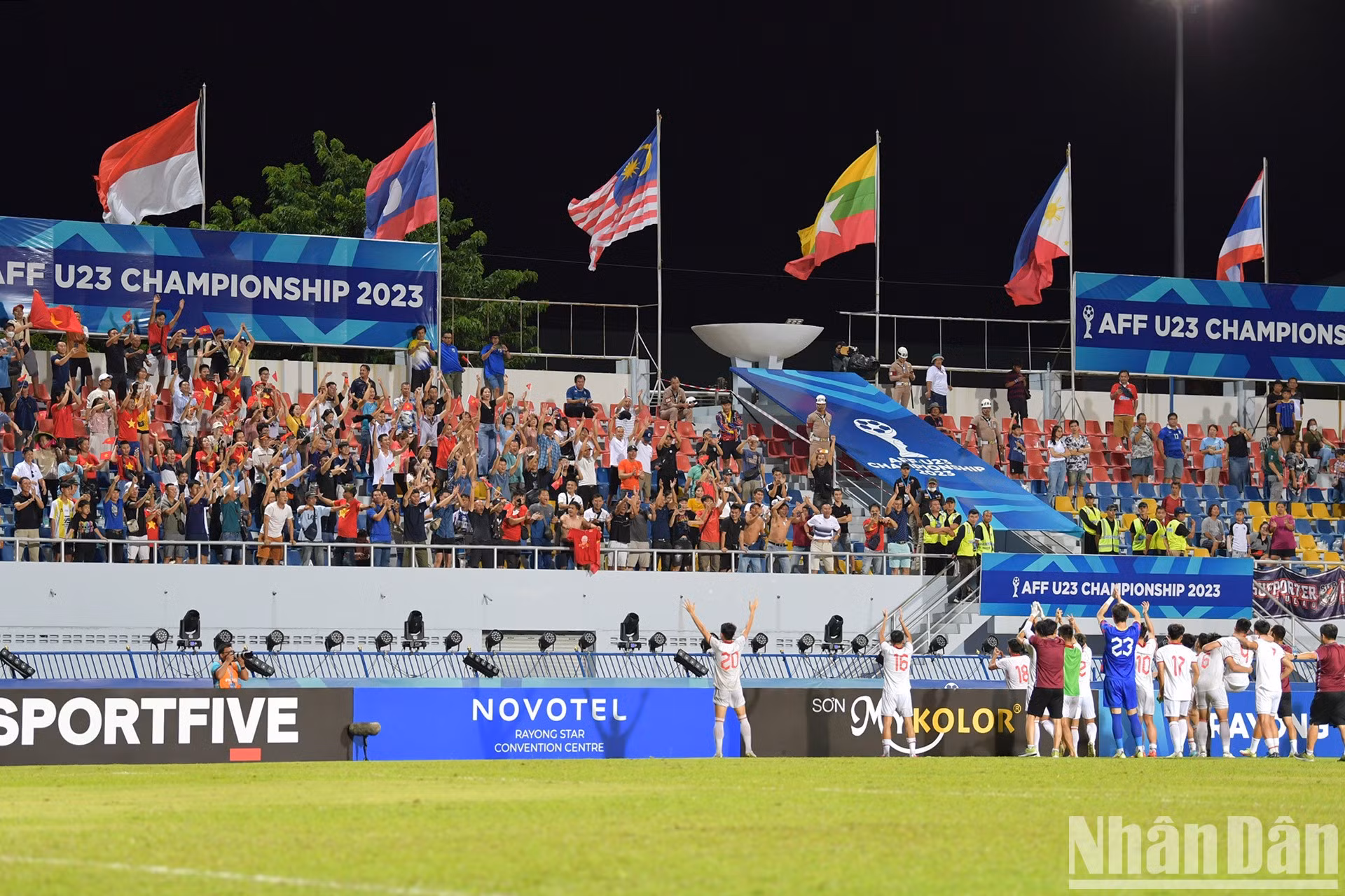 Los jóvenes futbolistas vietnamitas agradecen a los aficionados por acompañar y alentar al equipo en la final.