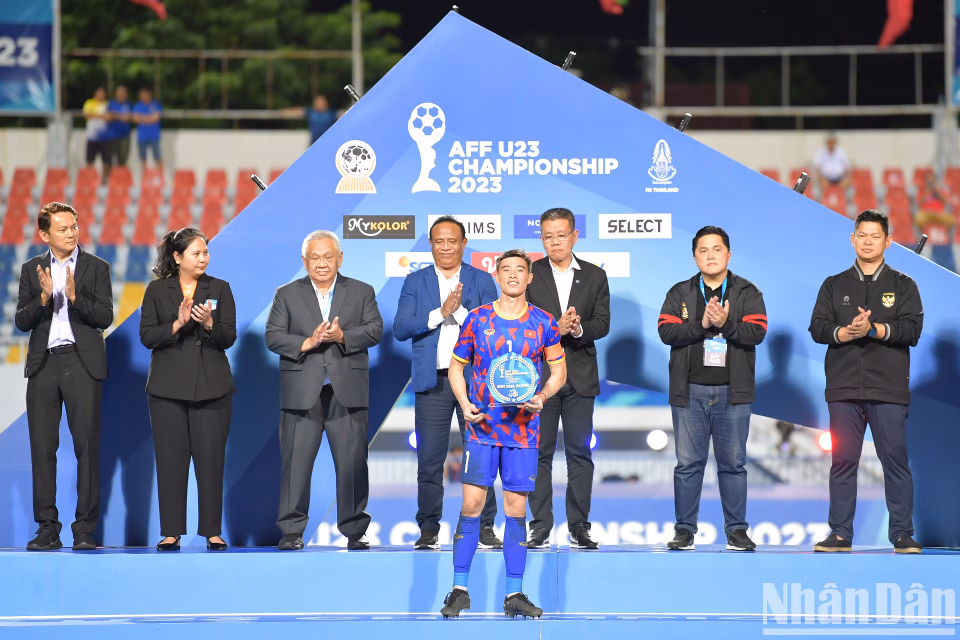 Quan Van Chuan recibe el merecido premio de Mejor Portero del torneo.