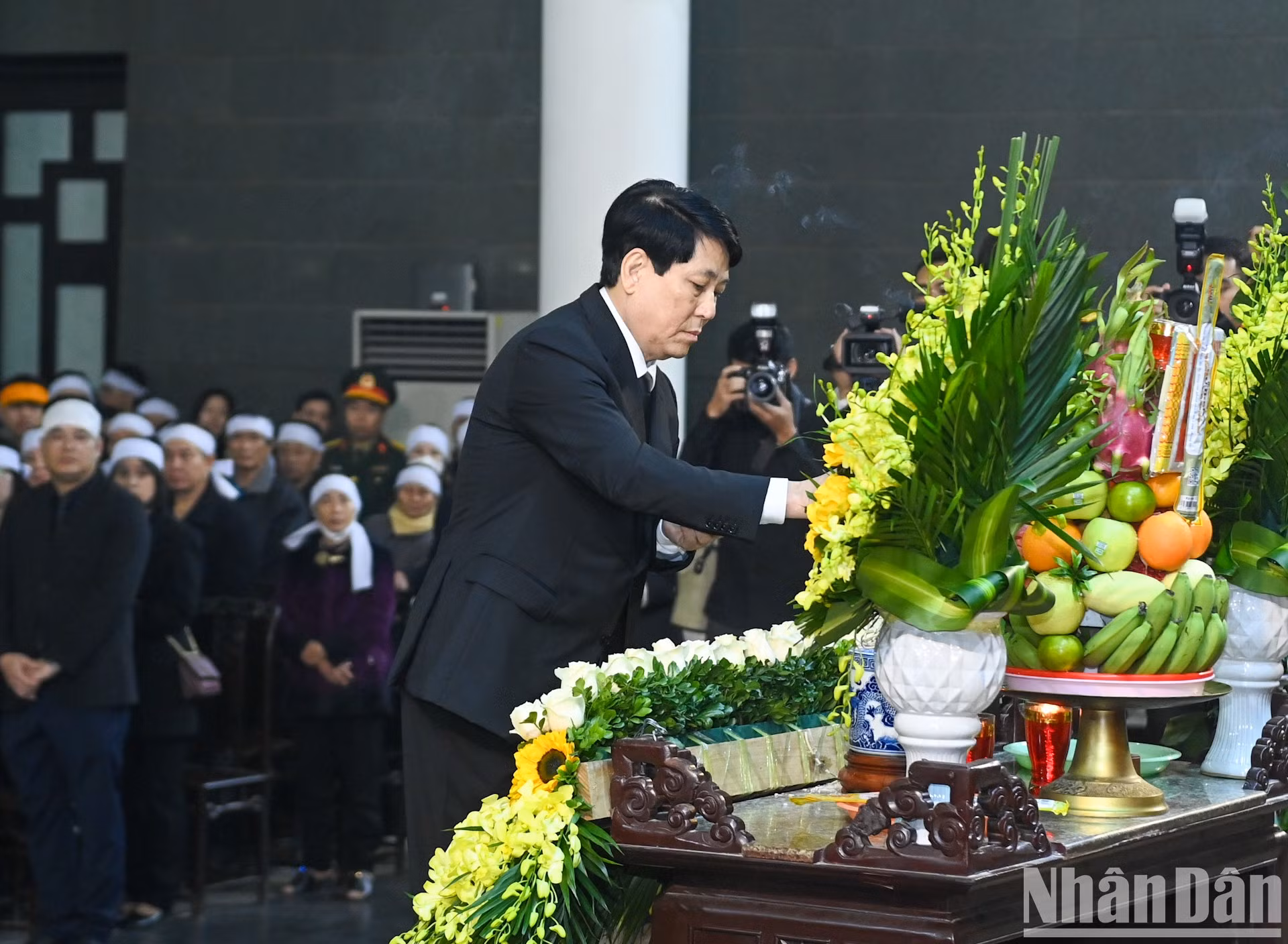 La delegación del Presidente vietnamita, dirigida por el presidente Luong Cuong, rinde homenaje al general Nguyen Quyet.