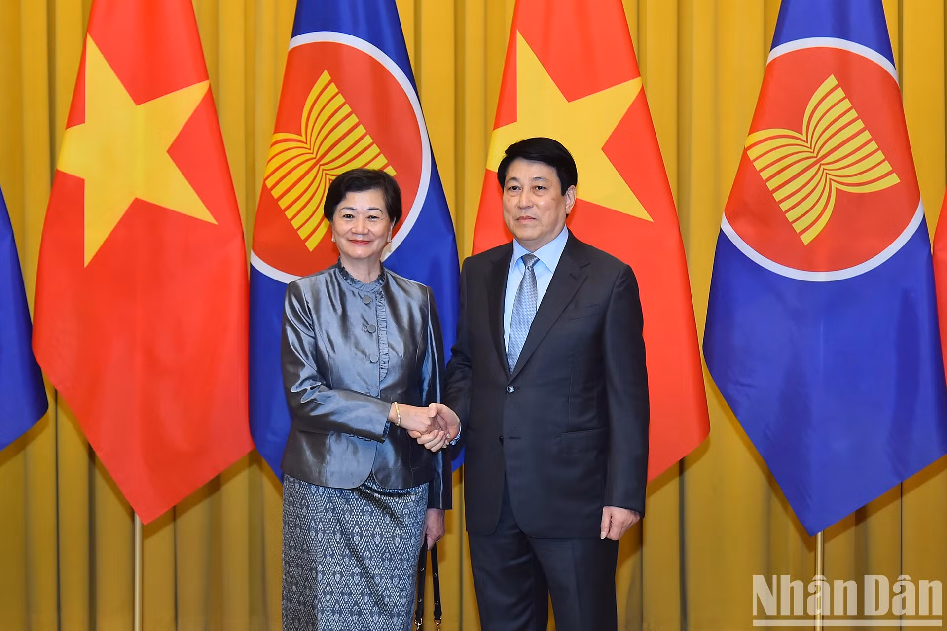 El presidente vietnamita y la embajadora de Camboya en Vietnam, Chea Kimtha. El presidente vietnamita y la embajadora de Camboya en Vietnam, Chea Kimtha.