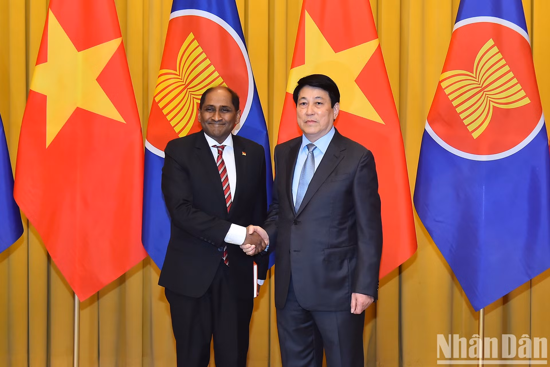 El presidente Luong Cuong y el embajador de Singapur en Vietnam, Jaya Ratnam. El presidente Luong Cuong y el embajador de Singapur en Vietnam, Jaya Ratnam.