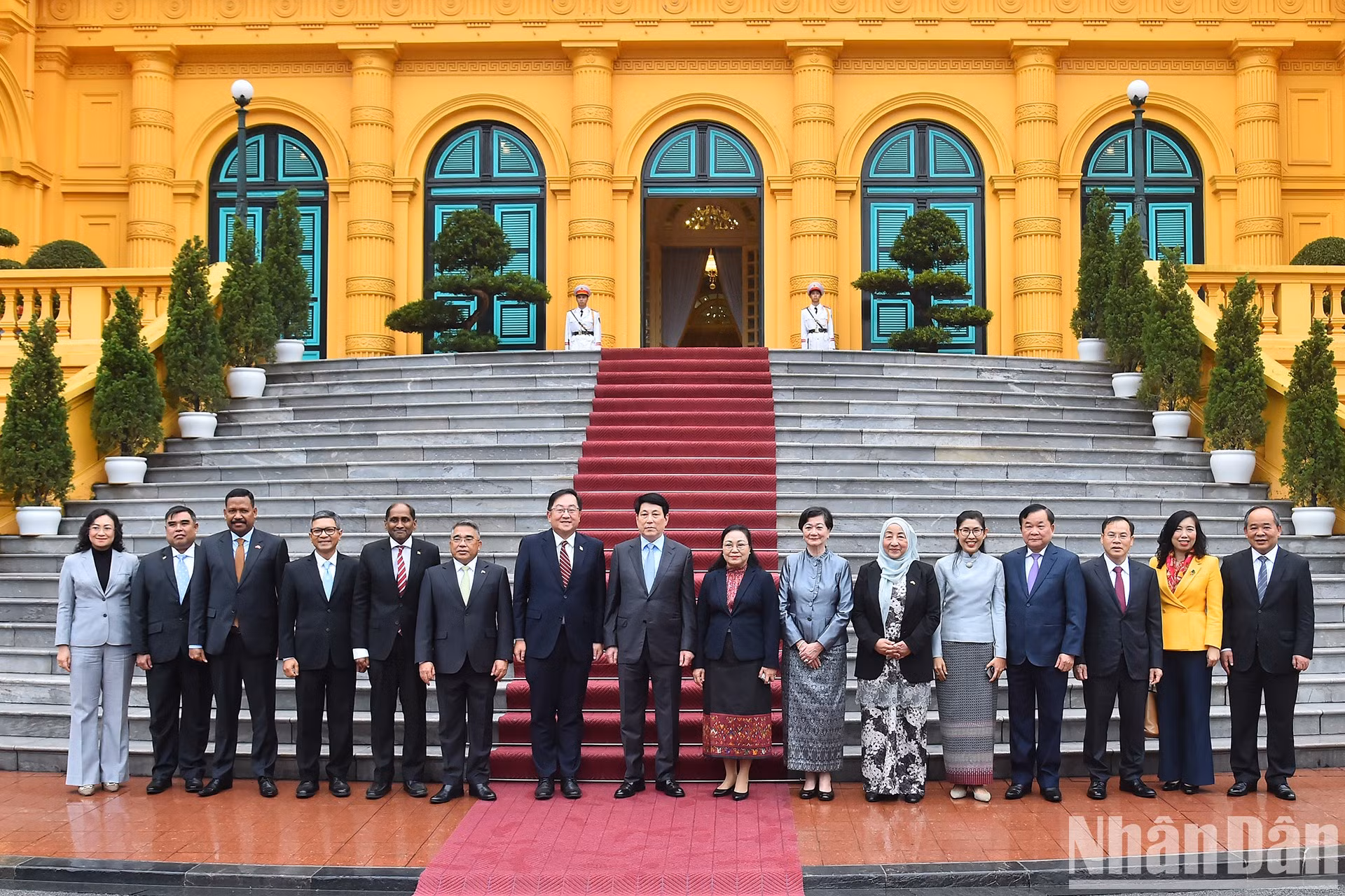 El presidente Luong Cuong y los embajadores y encargados de negocios de los países de la Asean y de Timor Oriental en Vietnam. El presidente Luong Cuong y los embajadores y encargados de negocios de los países de la Asean y de Timor Oriental en Vietnam.