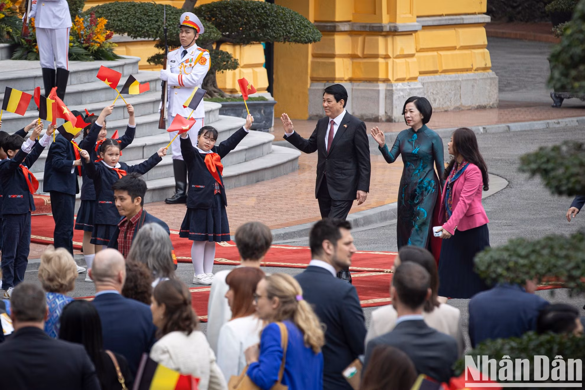 El presidente de Vietnam, Luong Cuong y su esposa, saludan a los niños de la capital. (Fuente: VNA)