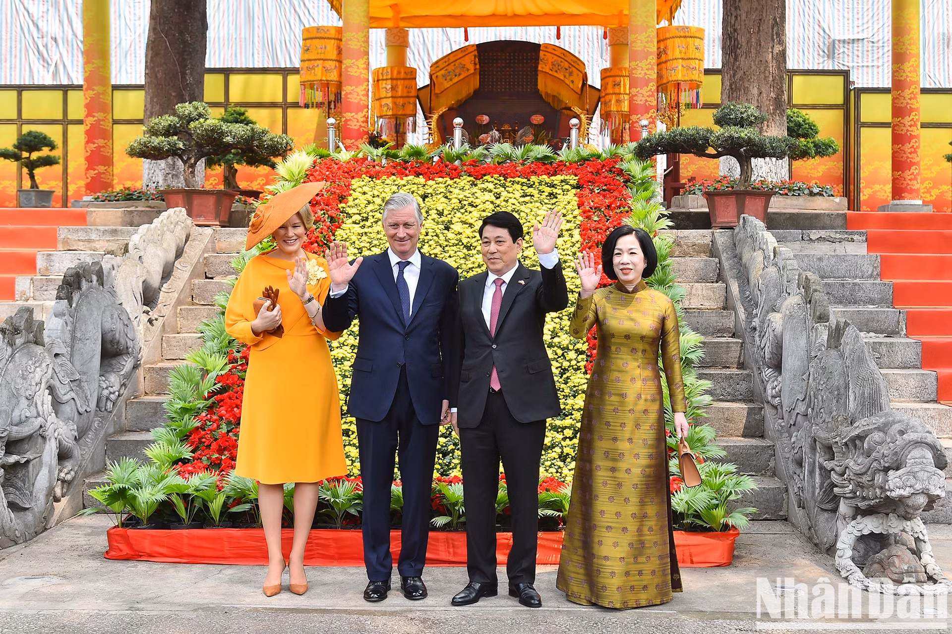 El presidente Luong Cuong y su esposa, junto con el rey Felipe de Bélgica y la reina Matilde, en las escaleras de dragón del Palacio Kinh Thien.