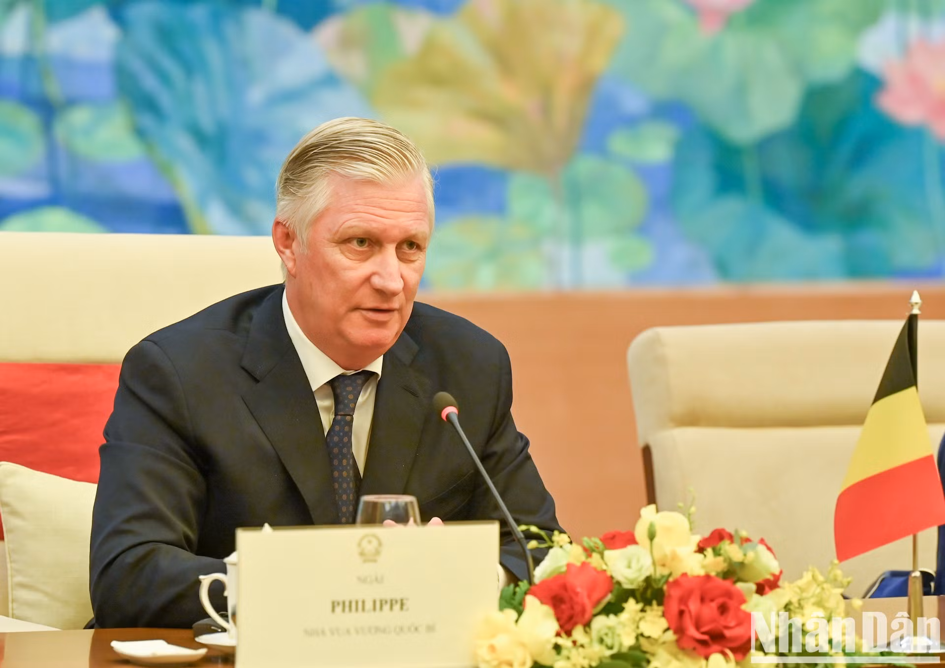 El rey Felipe de Bélgica habla en la reunión.