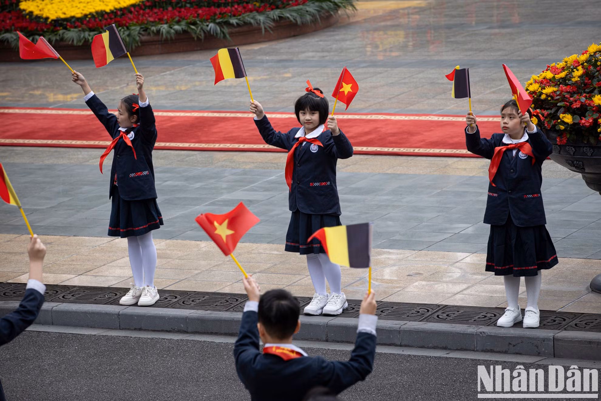 Los niños de la capital reciben al rey Felipe de Bélgica.