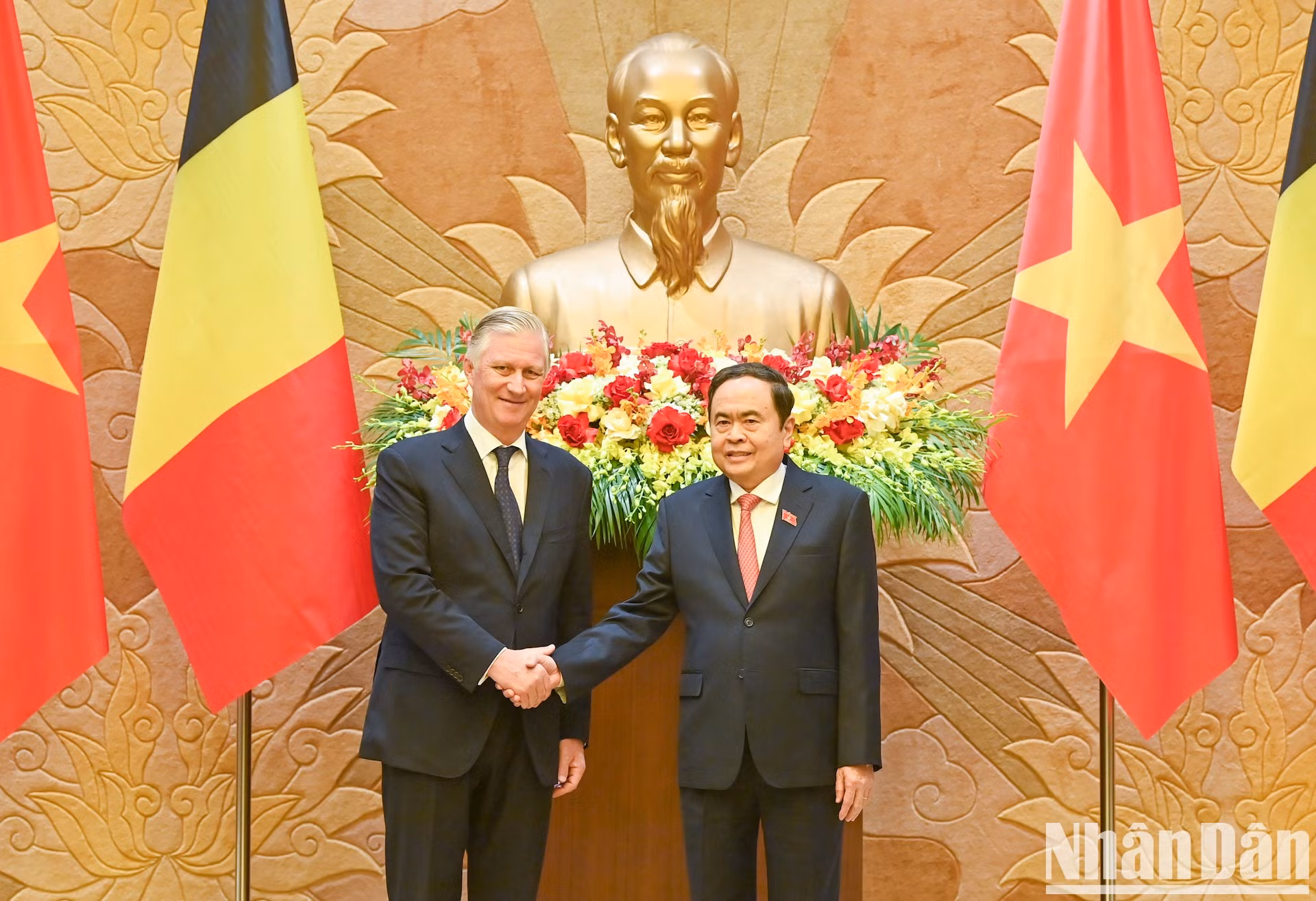 El máximo dirigente legislativo vietnamita, Tran Thanh Man (derecha), y el rey Felipe de Bélgica en la cita.