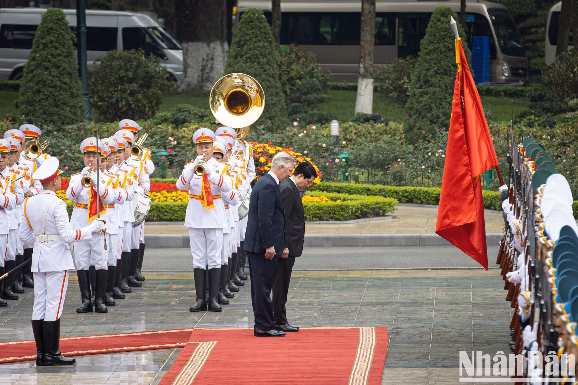 El presidente Luong Cuong y el rey Felipe de Bélgica saludan la bandera de la victoria.