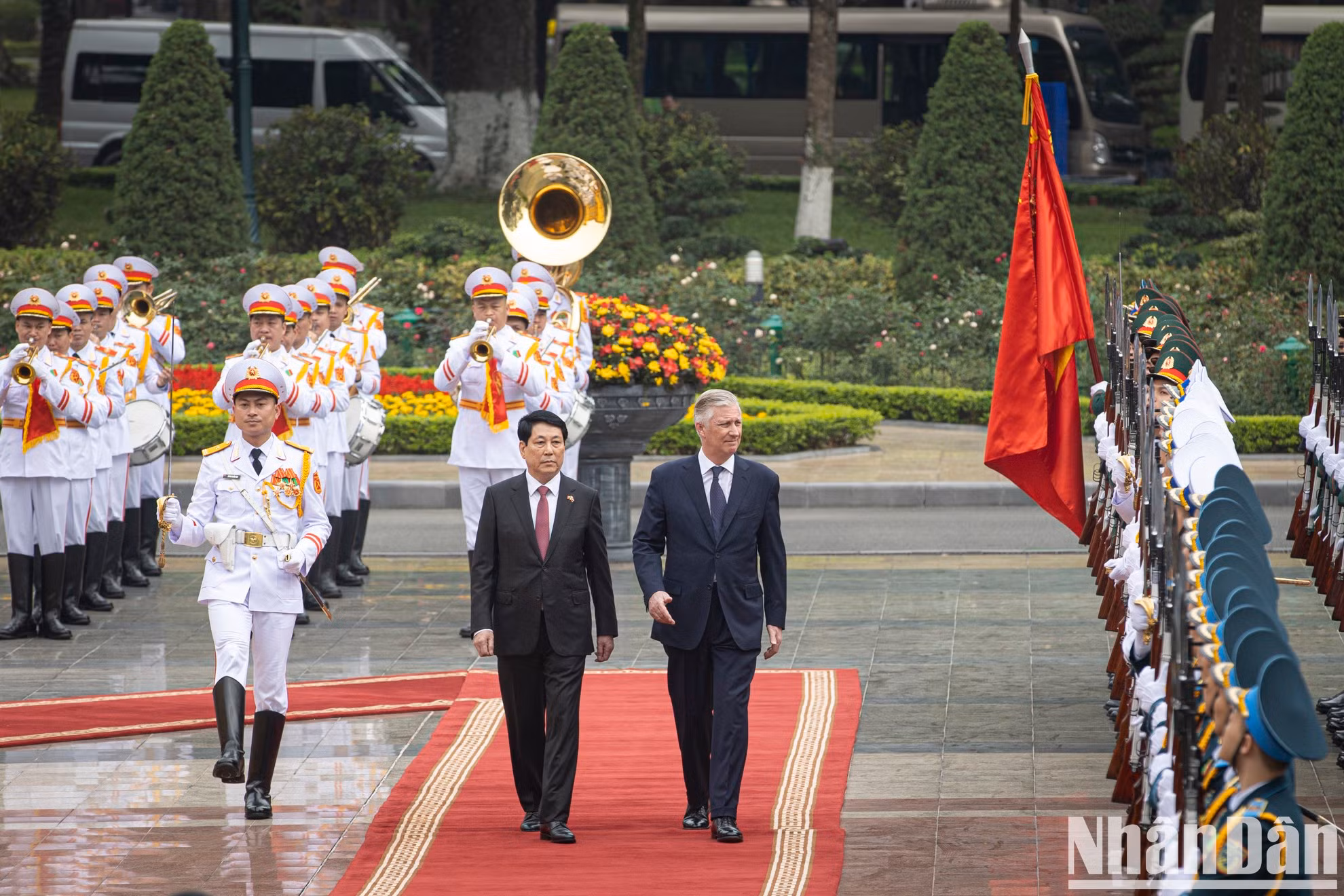 El presidente Luong Cuong y el rey Felipe de Bélgica pasan revista a la guardia de honor del Ejército Popular de Vietnam.