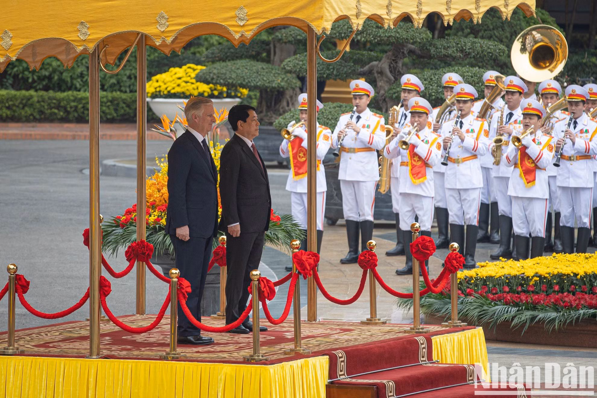 El presidente Luong Cuong y el Rey Felipe de Bélgica escuchan himnos nacionales de los dos países.