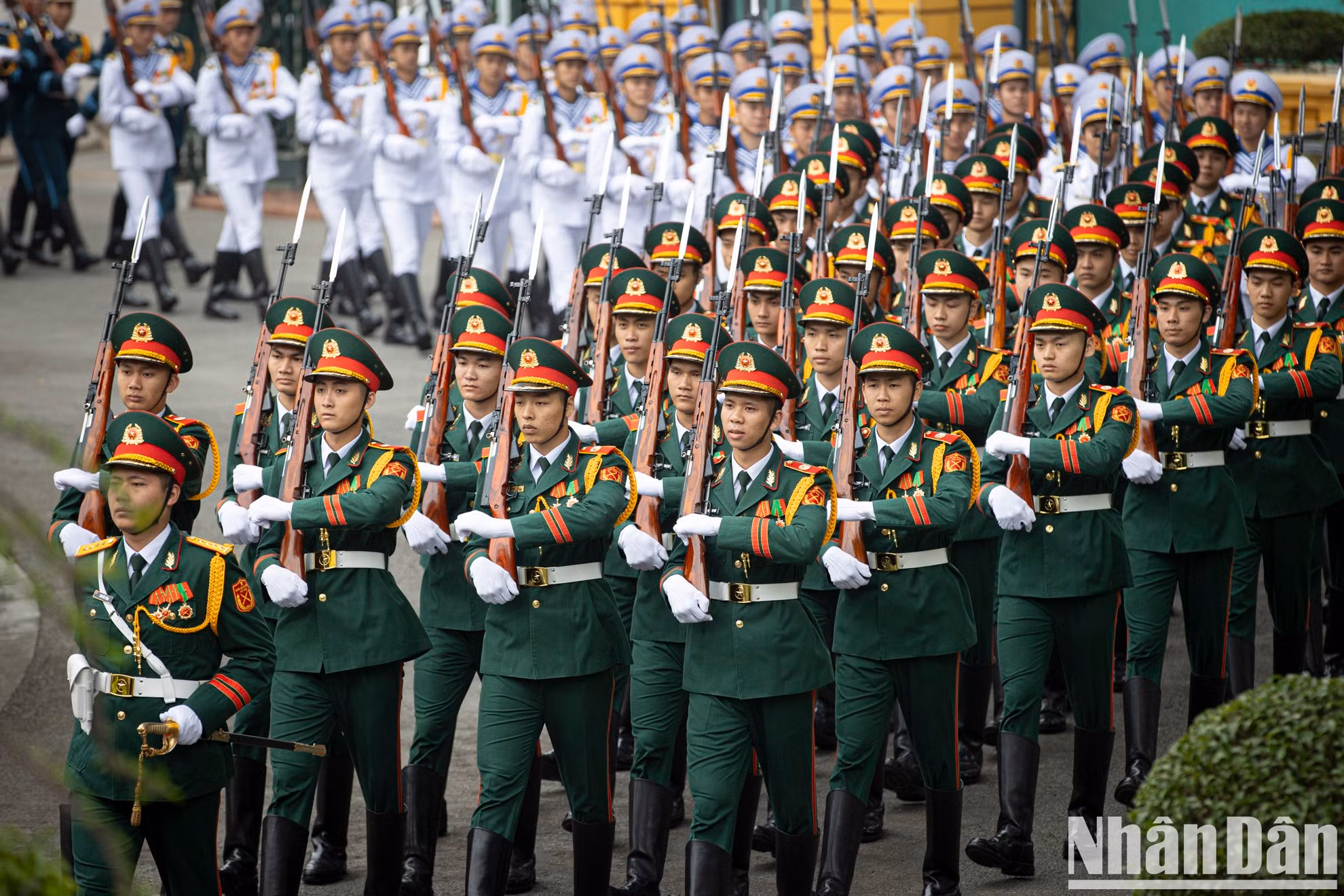 Banda militar del Ejército Popular de Vietnam en la ceremonia de bienvenida.