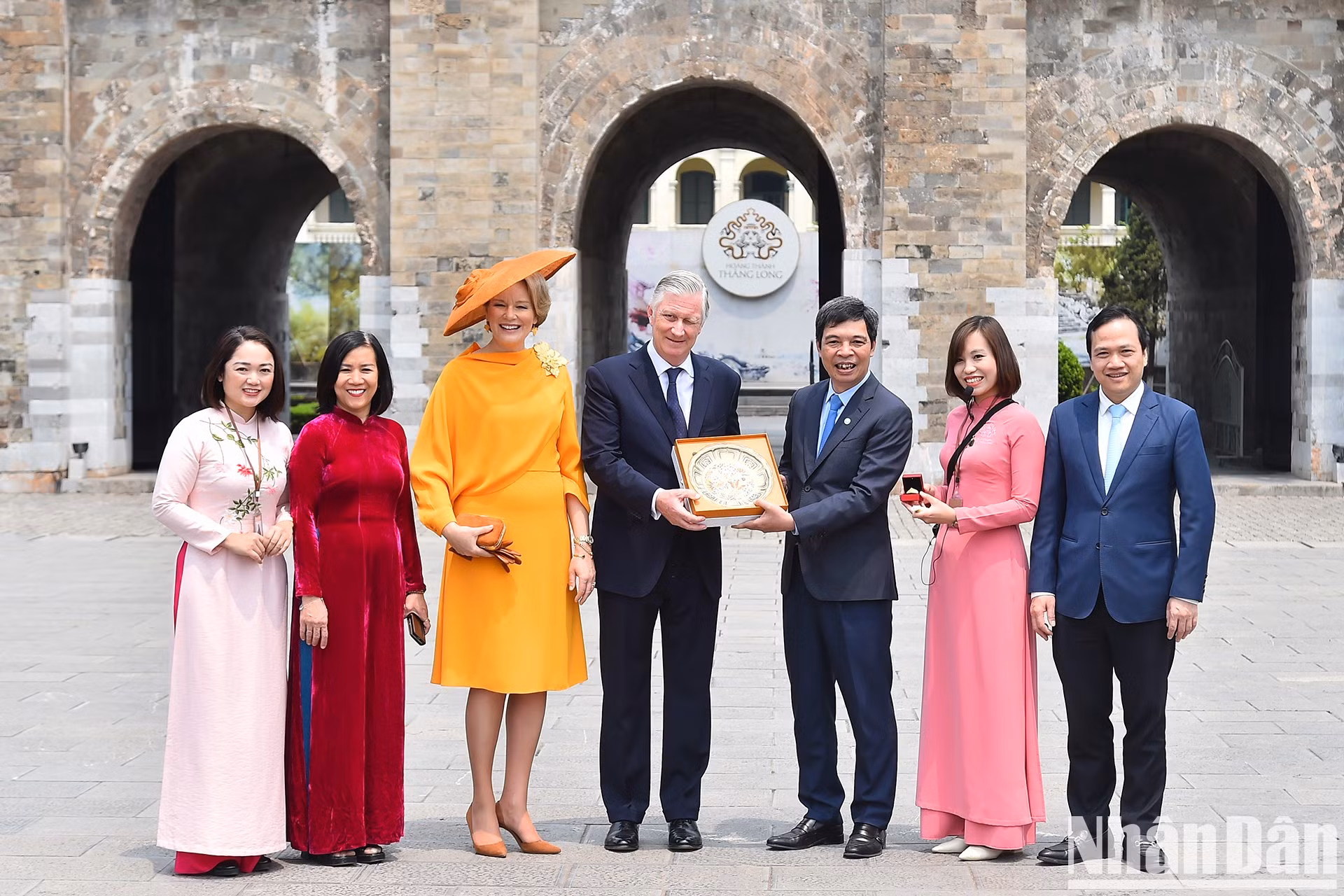 Representantes del Centro de Conservación del Patrimonio de Thang Long-Hanói entregan obsequios al rey Felipe de Bélgica y la reina Matilde.