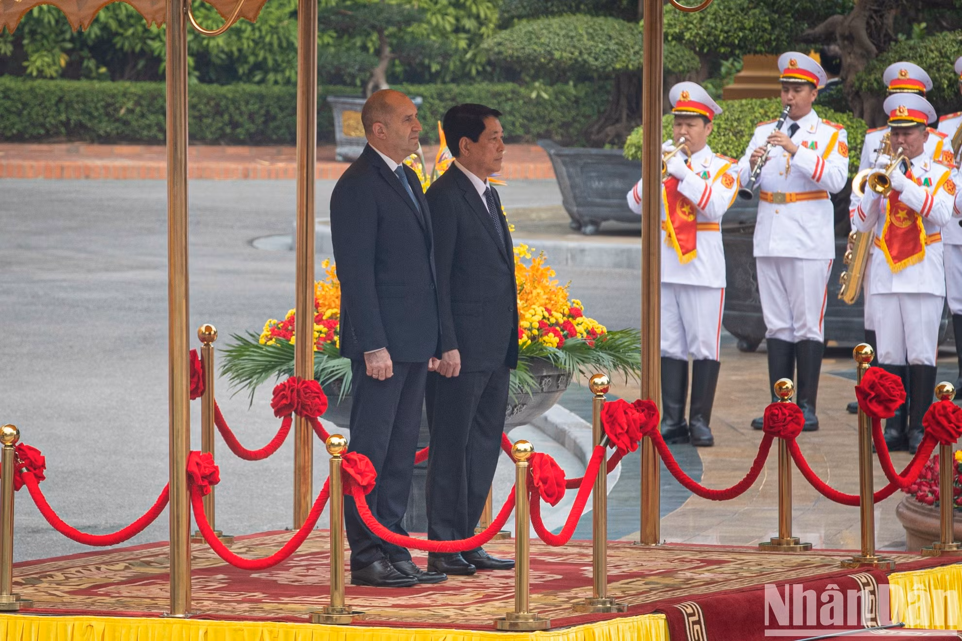Los presidentes Luong Cuong y Rumen Radev escucharon los himnos nacionales de ambos países.