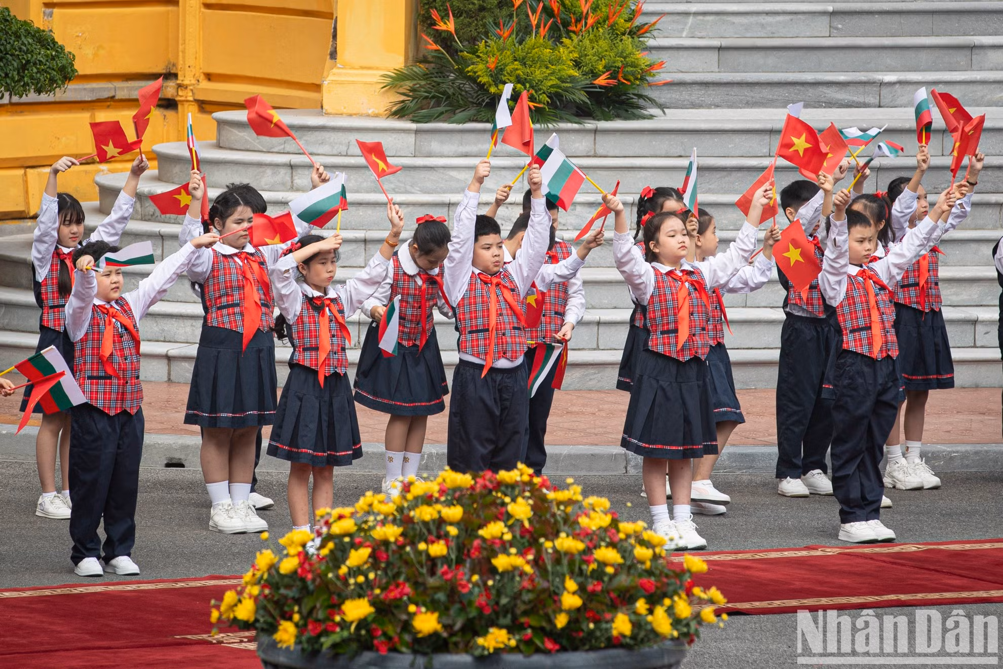 Los niños de la capital dan la bienvenida al presidente búlgaro.