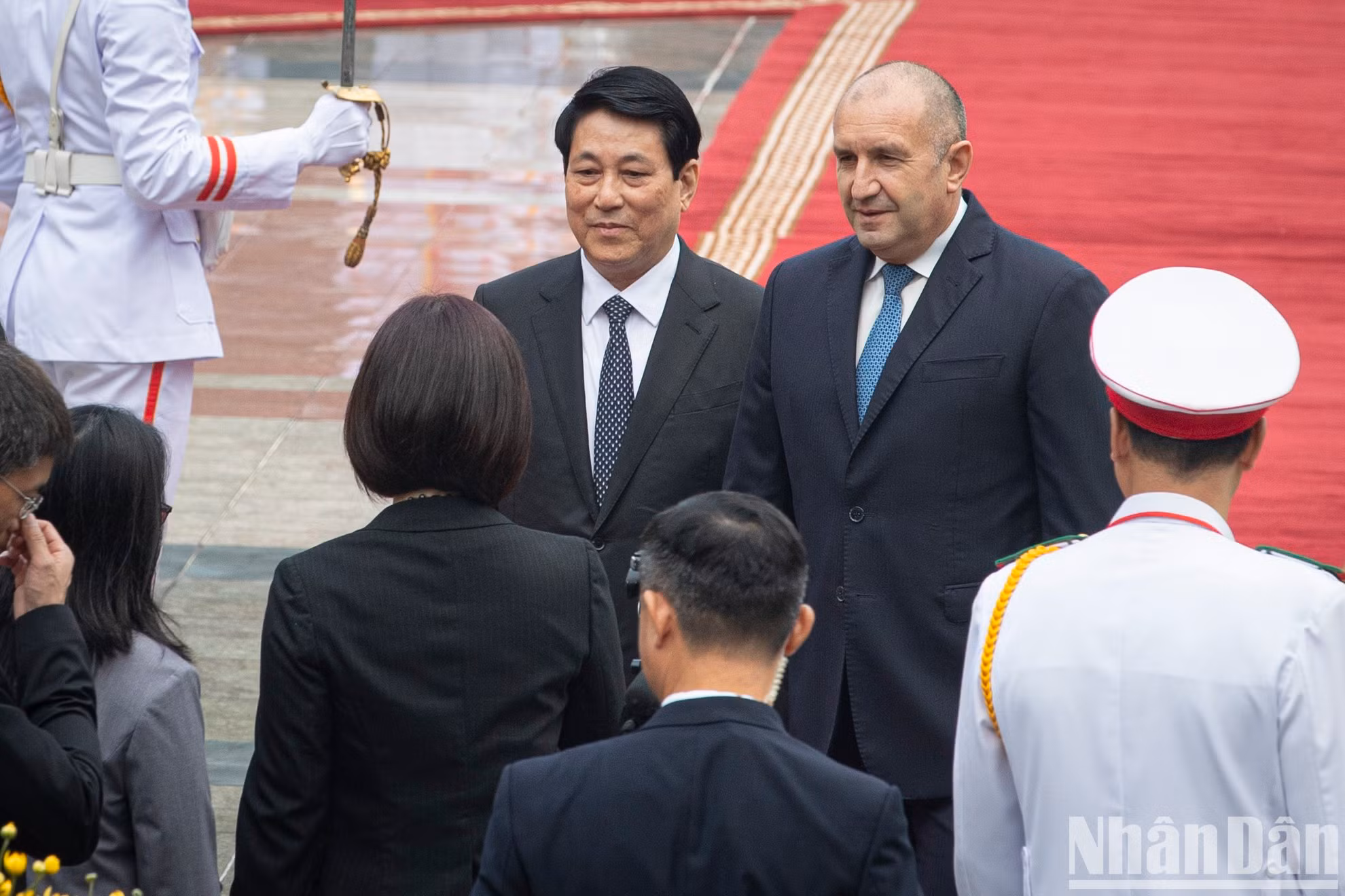 El presidente Luong Cuong presenta al presidente búlgaro, Rumen Radev, a los delegados vietnamitas que asisten a la ceremonia de bienvenida.