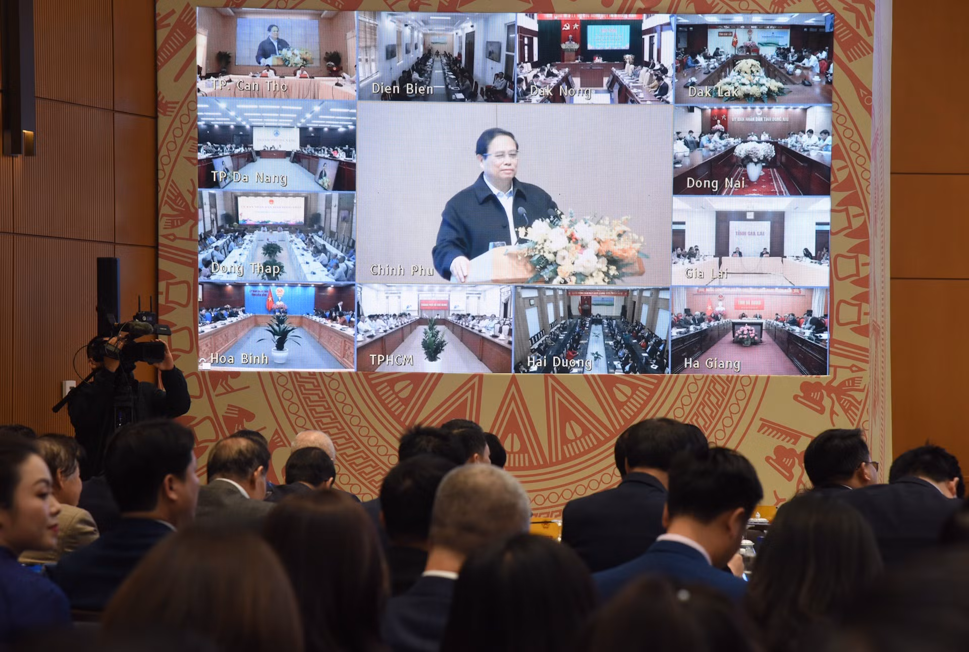 El primer ministro Pham Minh Chinh dialoga con los agricultores.