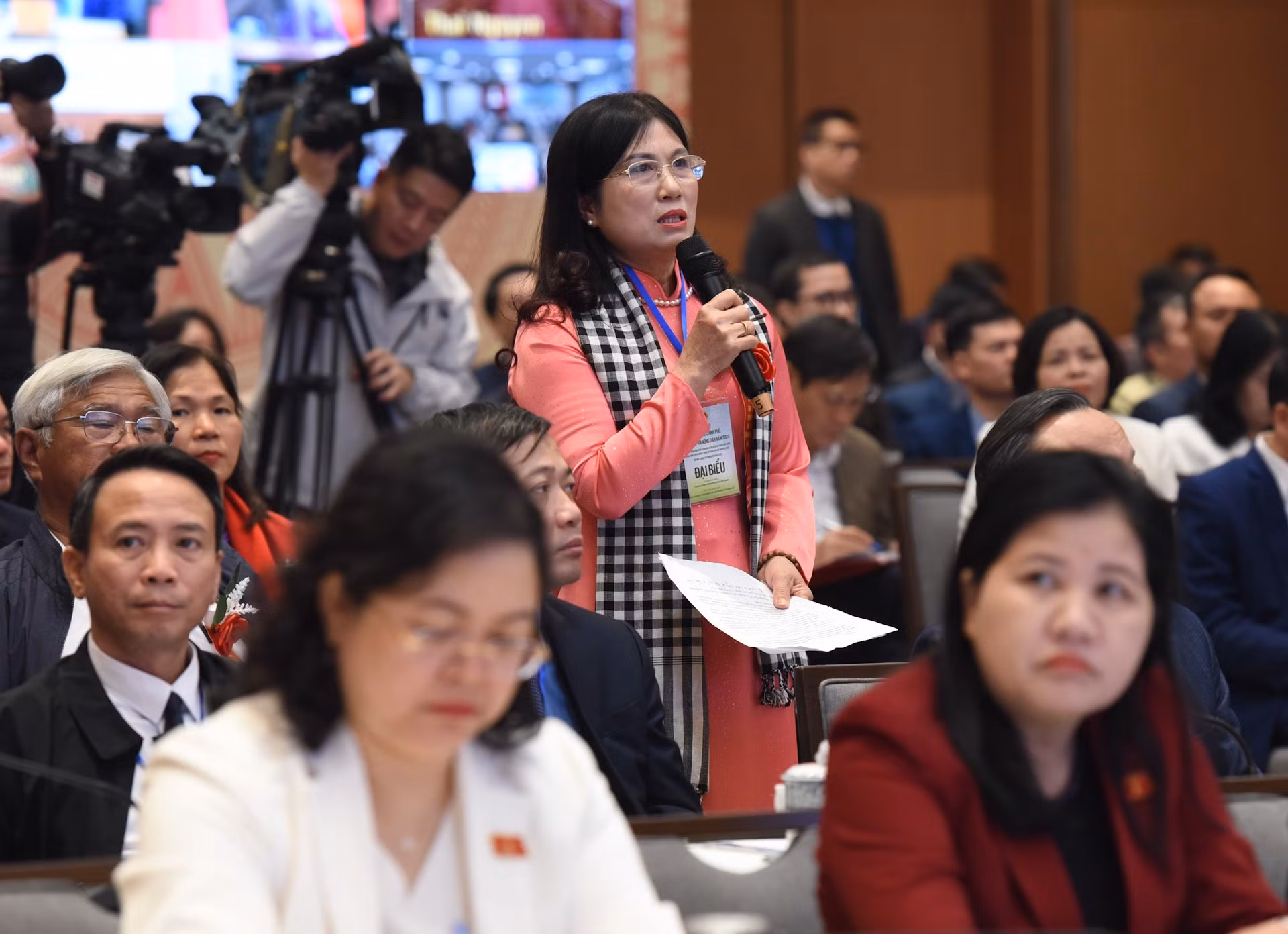 Hoang Thi Gai, agricultora de la ciudad de Hai Phong, toma la palabra en la conferencia.