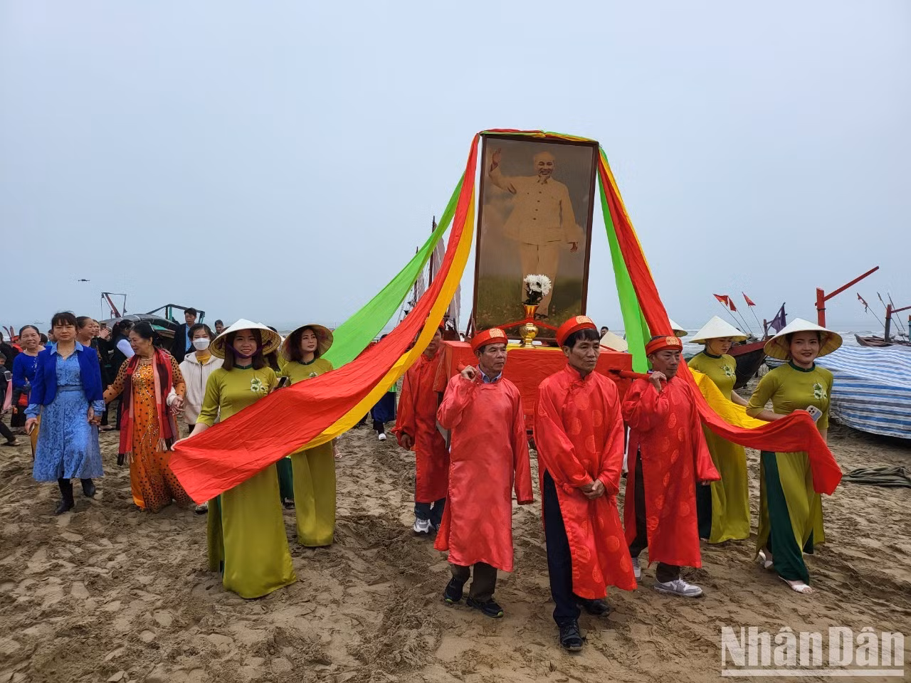El festival se celebra en el quinto día del primer mes lunar, cuando los pescadores comienzan un nuevo año laboral. La actividad tiene como objetivos expresar gratitud hacia el Dios Ballena por salvaguardar a los pescadores y pedir por un año de paz y abundancia. El festival se celebra en el quinto día del primer mes lunar, cuando los pescadores comienzan un nuevo año laboral. La actividad tiene como objetivos expresar gratitud hacia el Dios Ballena por salvaguardar a los pescadores y pedir por un año de paz y abundancia.